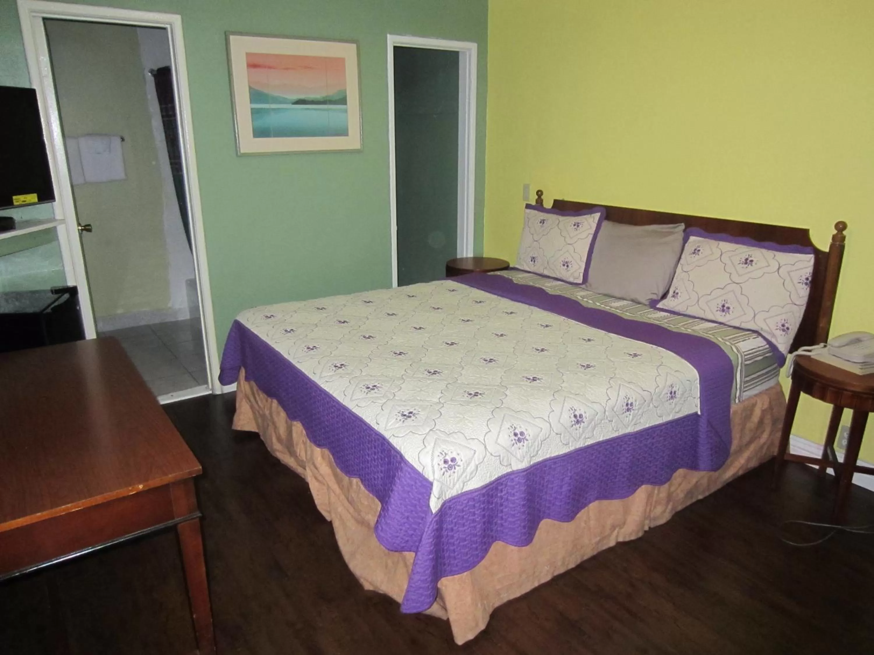 Bedroom, Bed in Travel Eagle Inn Motel