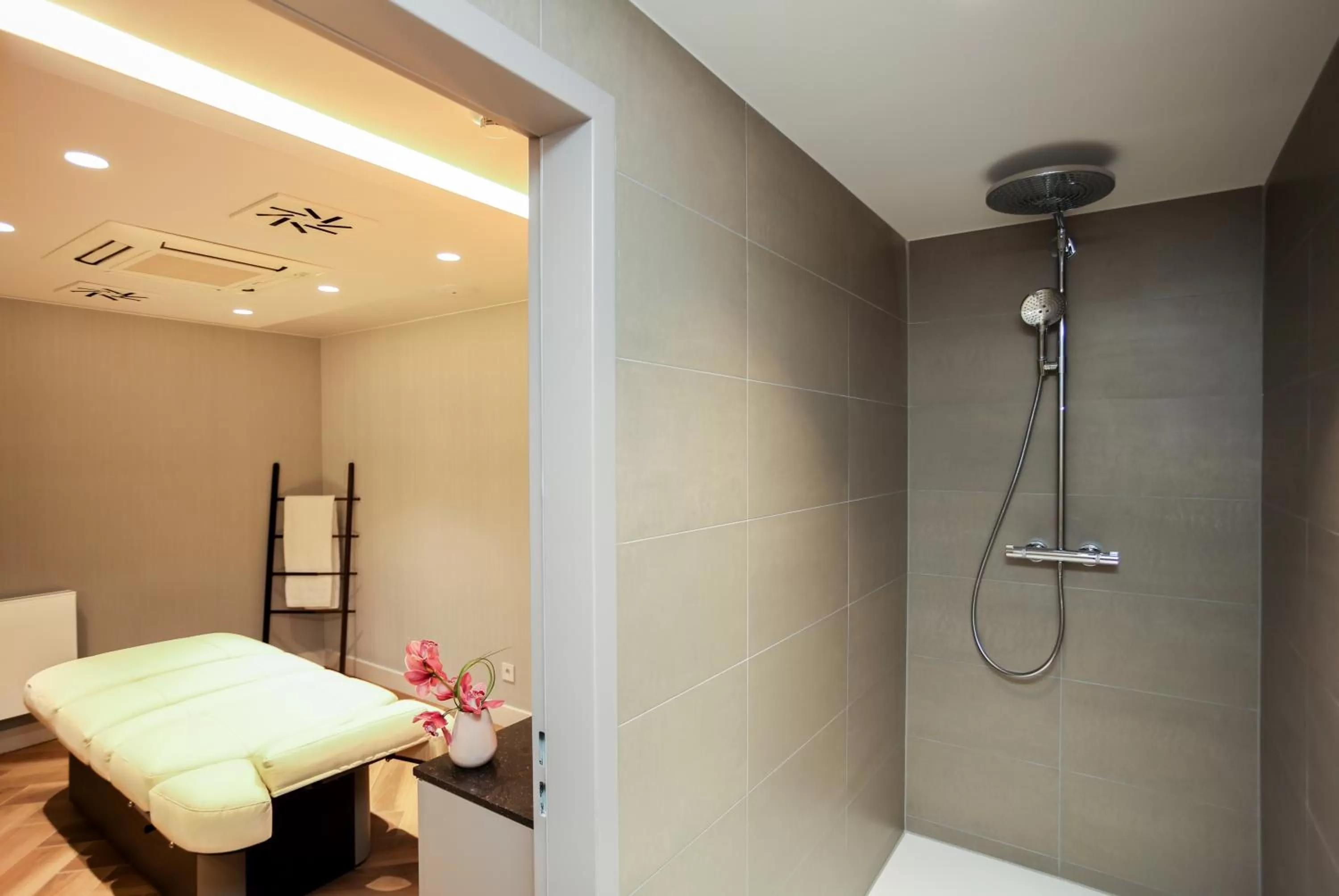 Shower in art'otel berlin mitte, Powered by Radisson Hotels