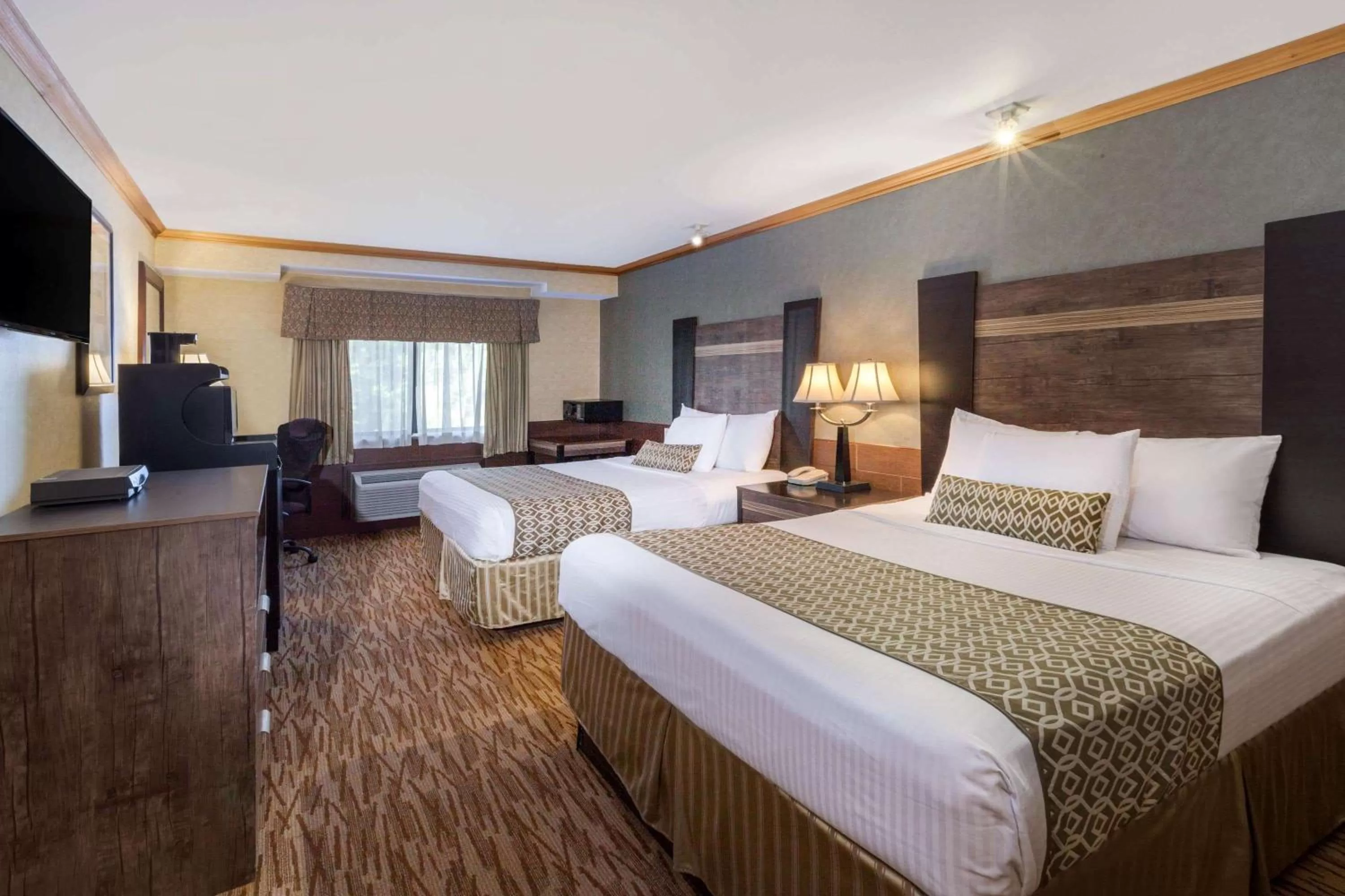 Photo of the whole room, Bed in Baymont by Wyndham Pompton Plains/Wayne