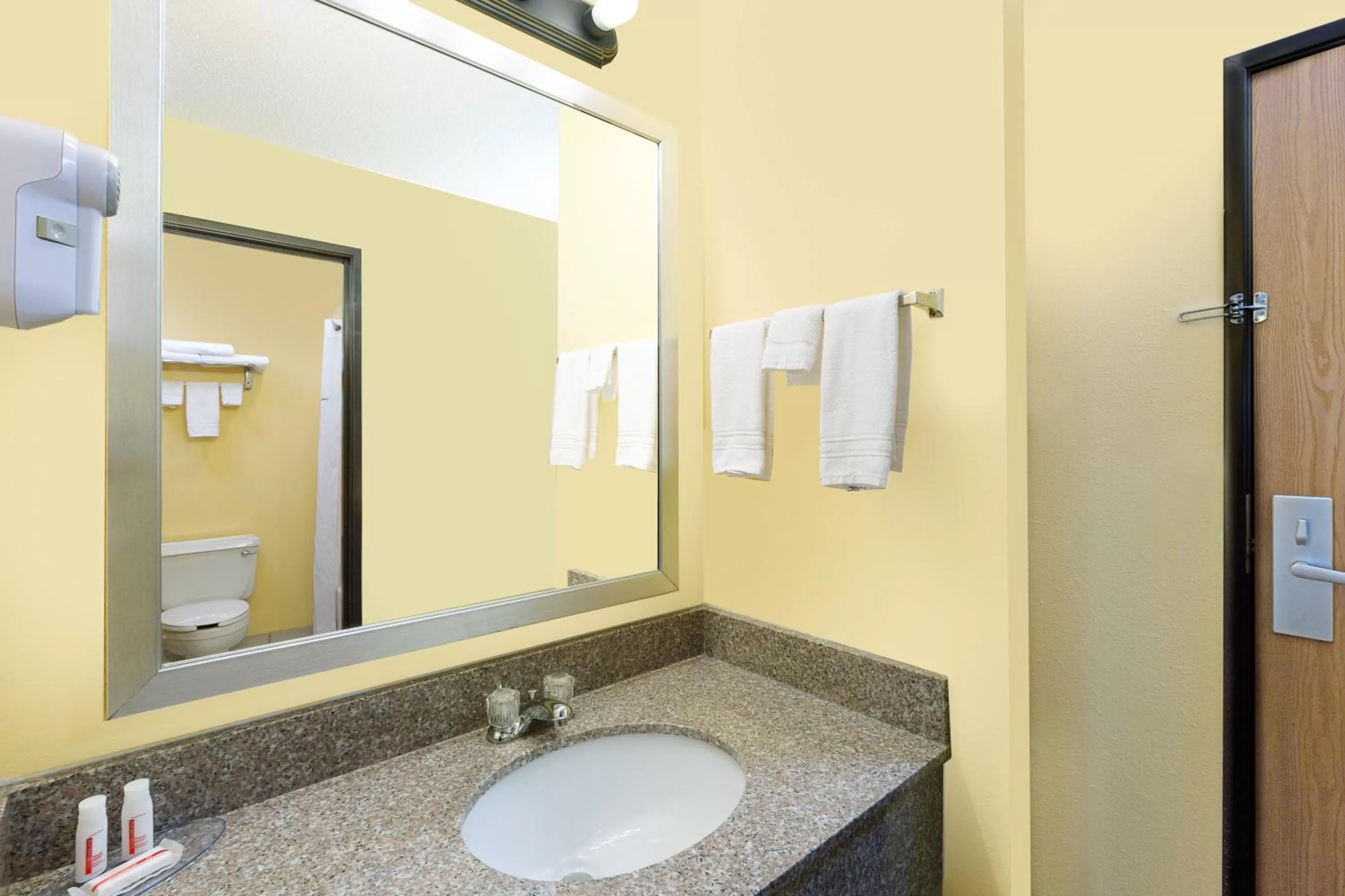 Queen Room - Non-Smoking in Econo Lodge Inn & Suites Yankton