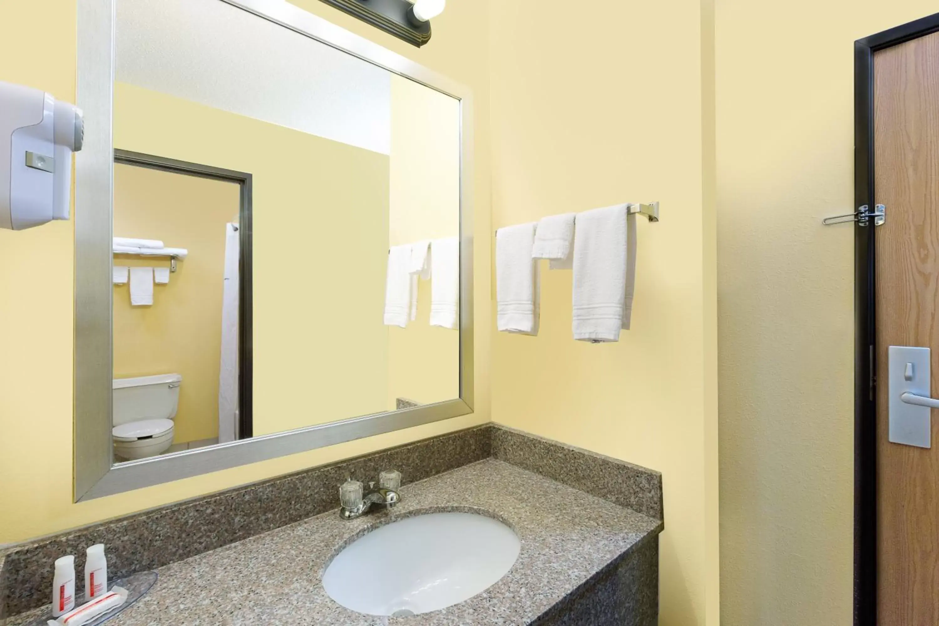 Queen Room - Non-Smoking in Econo Lodge Inn & Suites Queen Room - Non-Smoking in Econo Lodge Inn & Suites