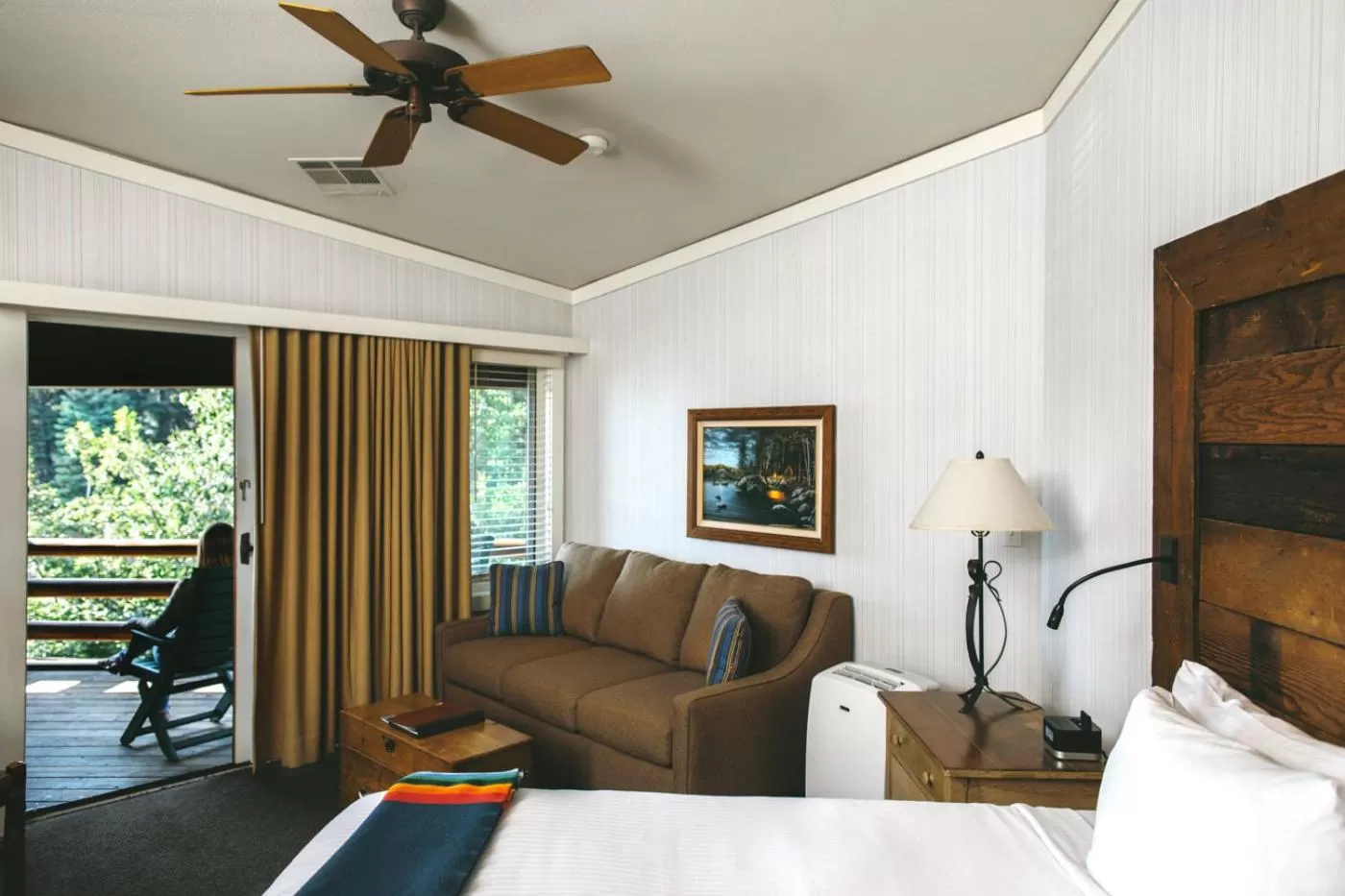 Bed in Sunnyside Resort and Lodge