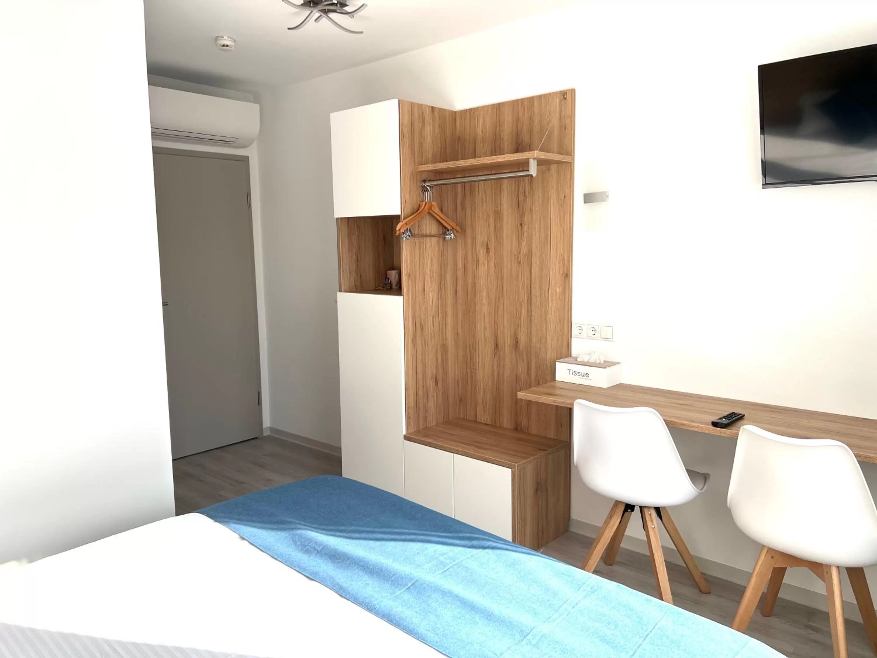 trouser press, Bed in Hotel 83