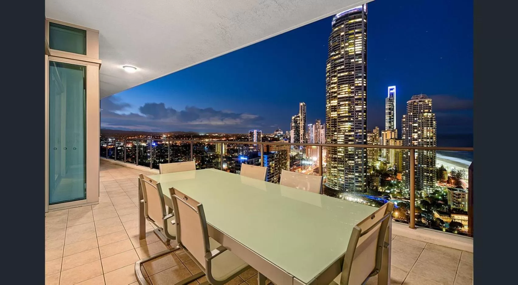 Night in Artique Surfers Paradise - Official