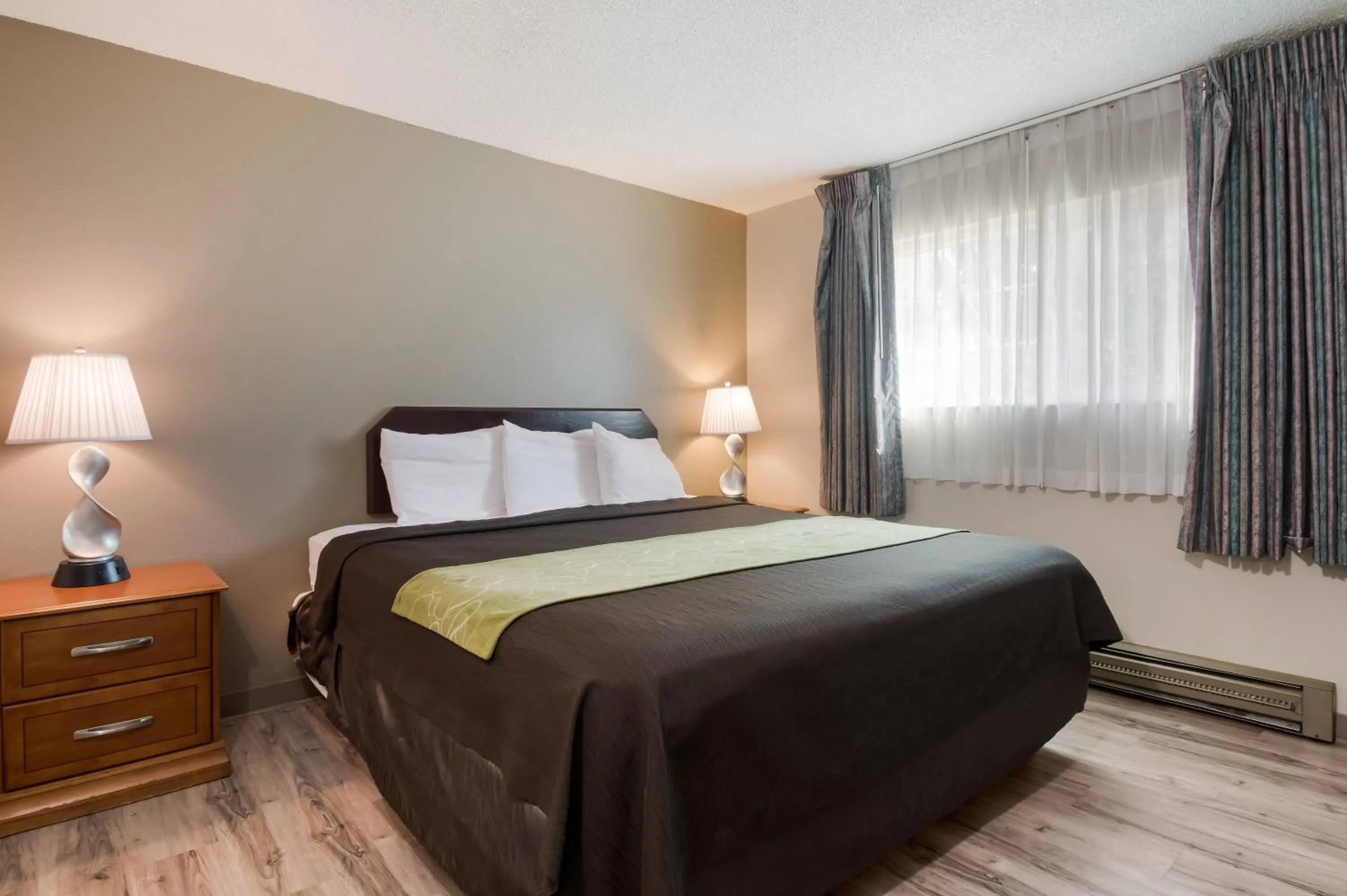 Bed in Rodeway Inn & Suites Portland West - Beaverton