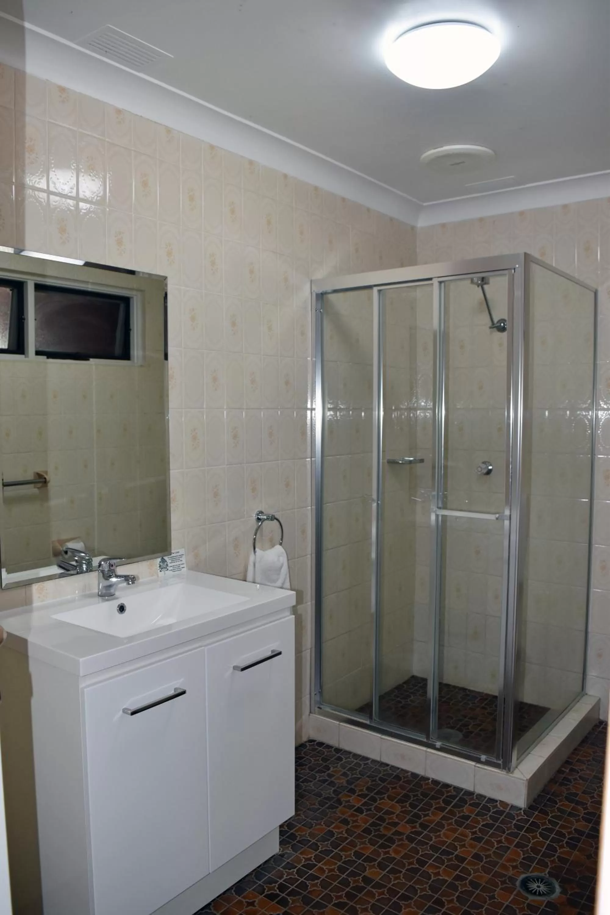 Ten Dollar Town Motel