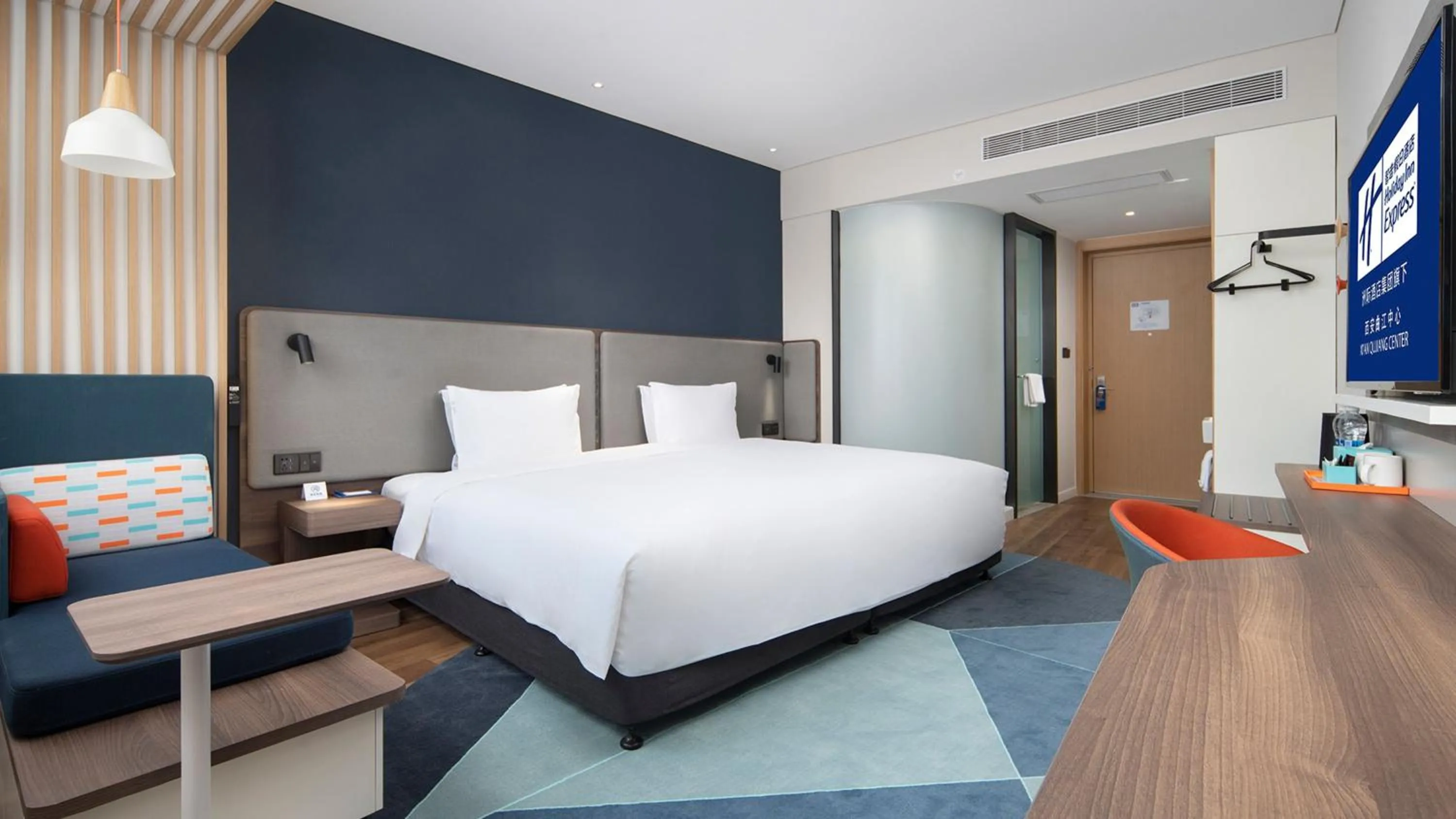Photo of the whole room, Bed in Holiday Inn Express Xi'an Qujiang Center by IHG