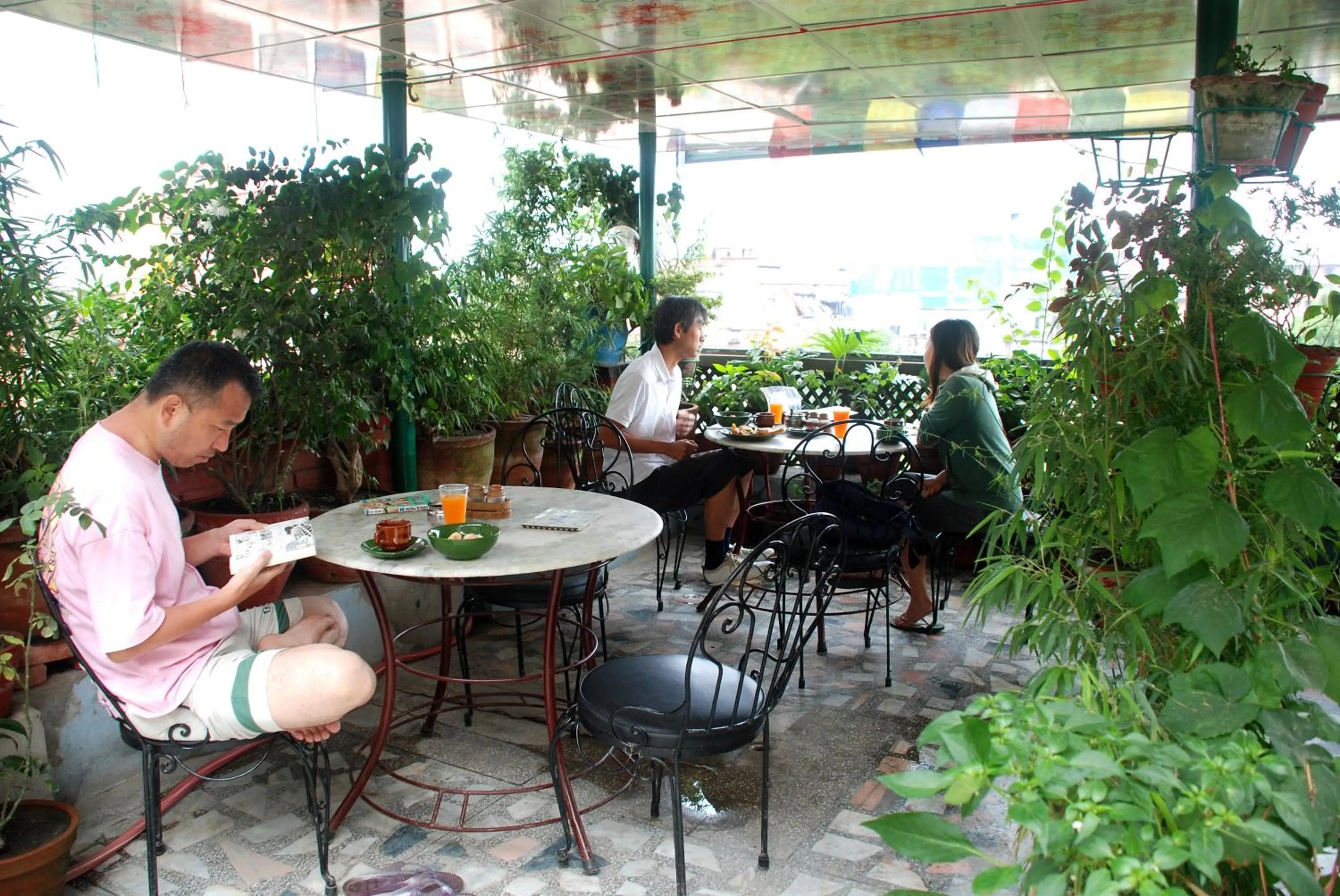 Restaurant/places to eat in Hotel Travelers Home