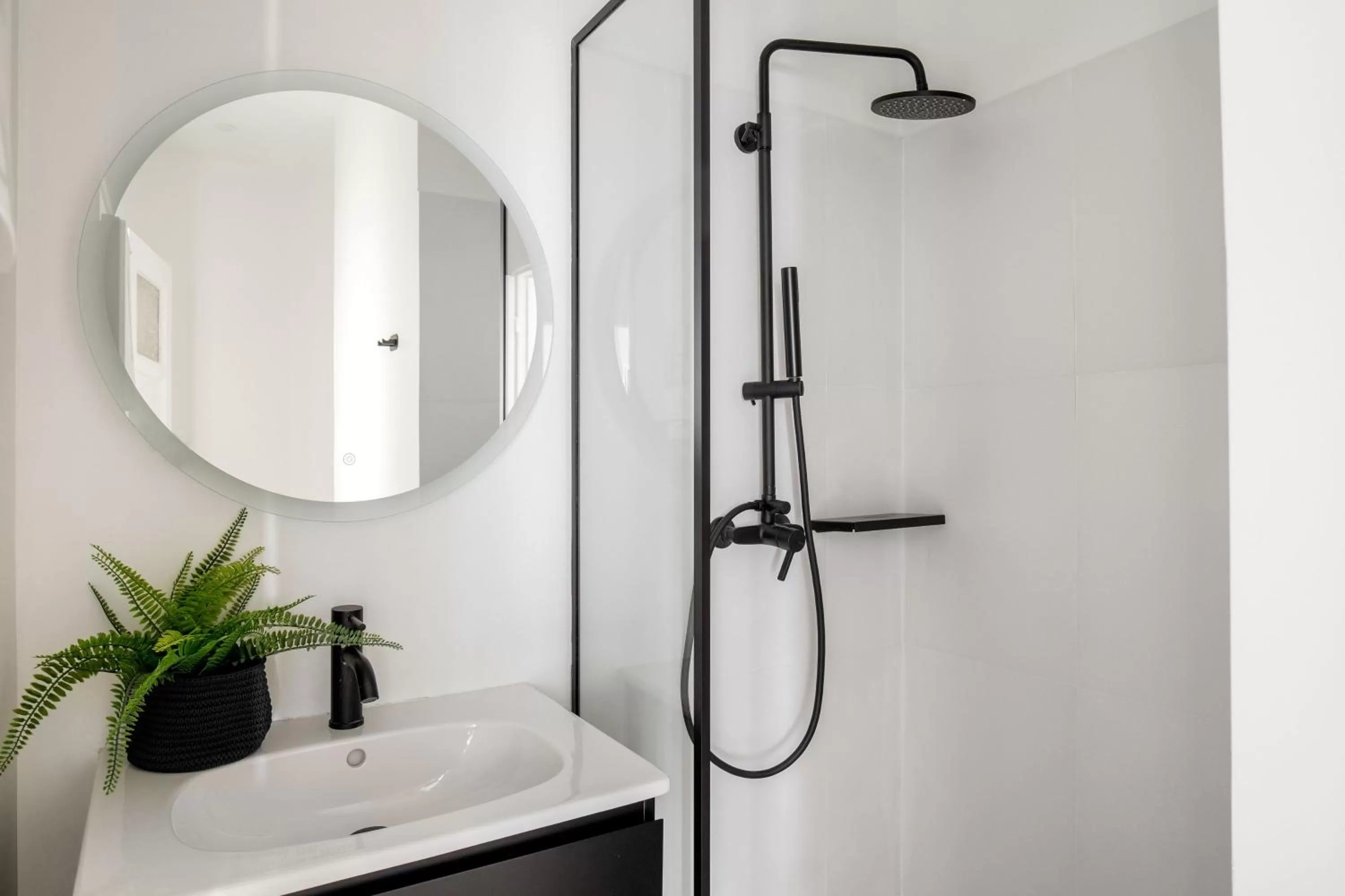 Shower, Bathroom in ZOIA The Met by UPSTREET