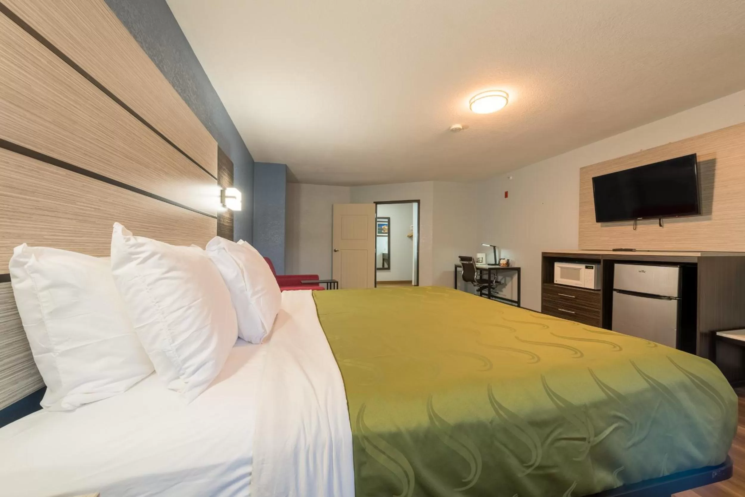 Bed in Quality Inn & Suites Manitou Springs at Pikes Peak