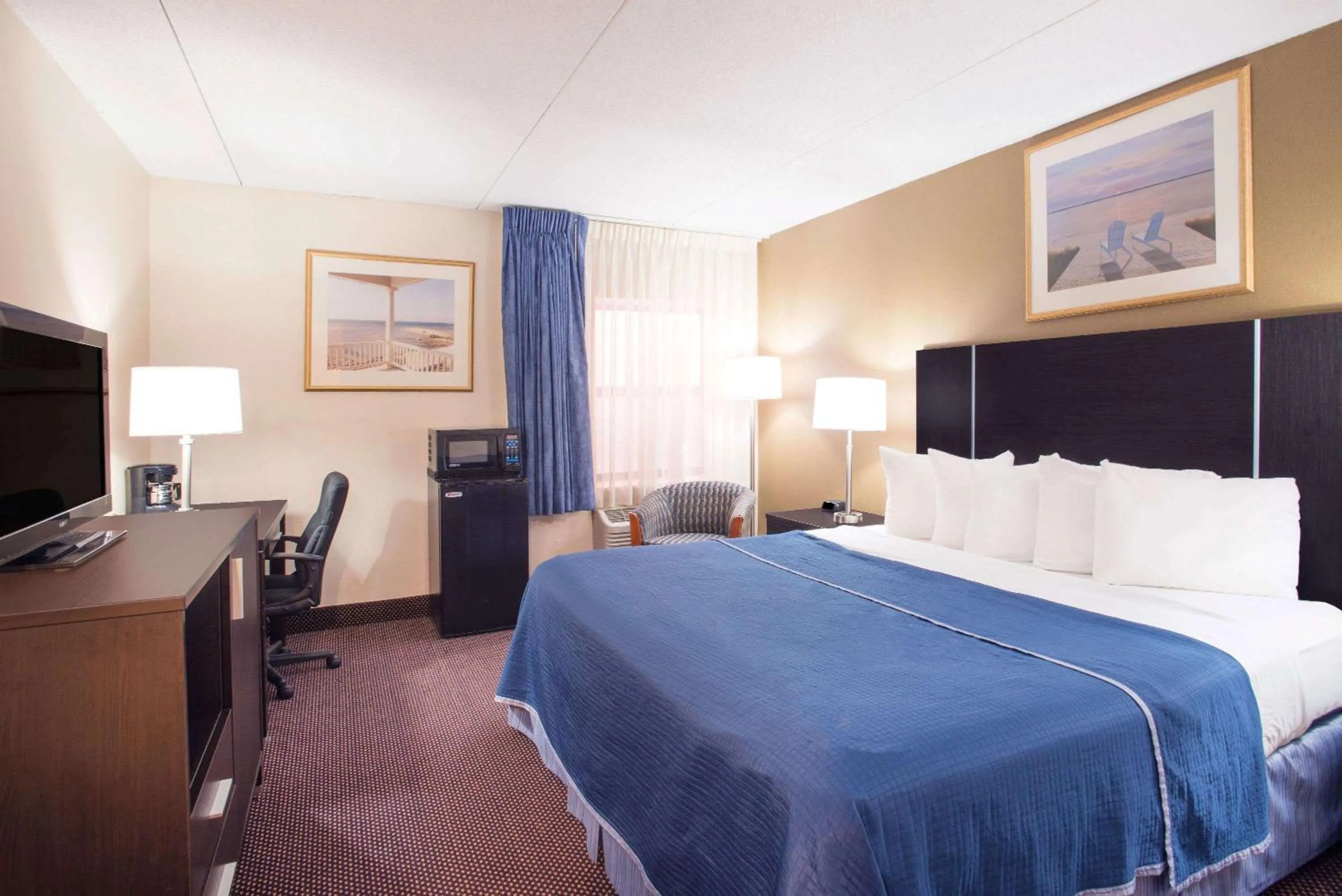 Business King Room in Howard Johnson by Wyndham South Portland