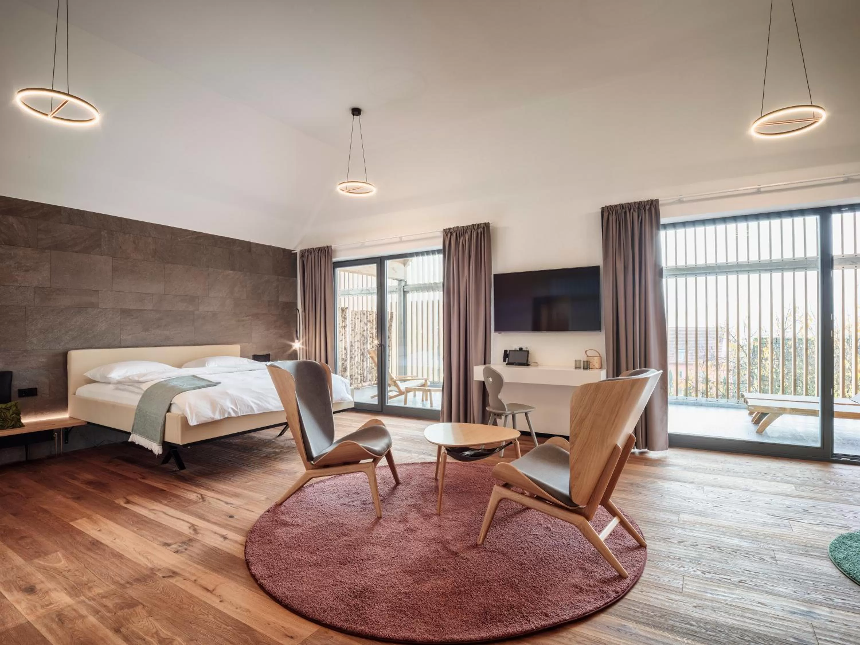 Bed, Seating Area in Romantik Hotel Hirschen