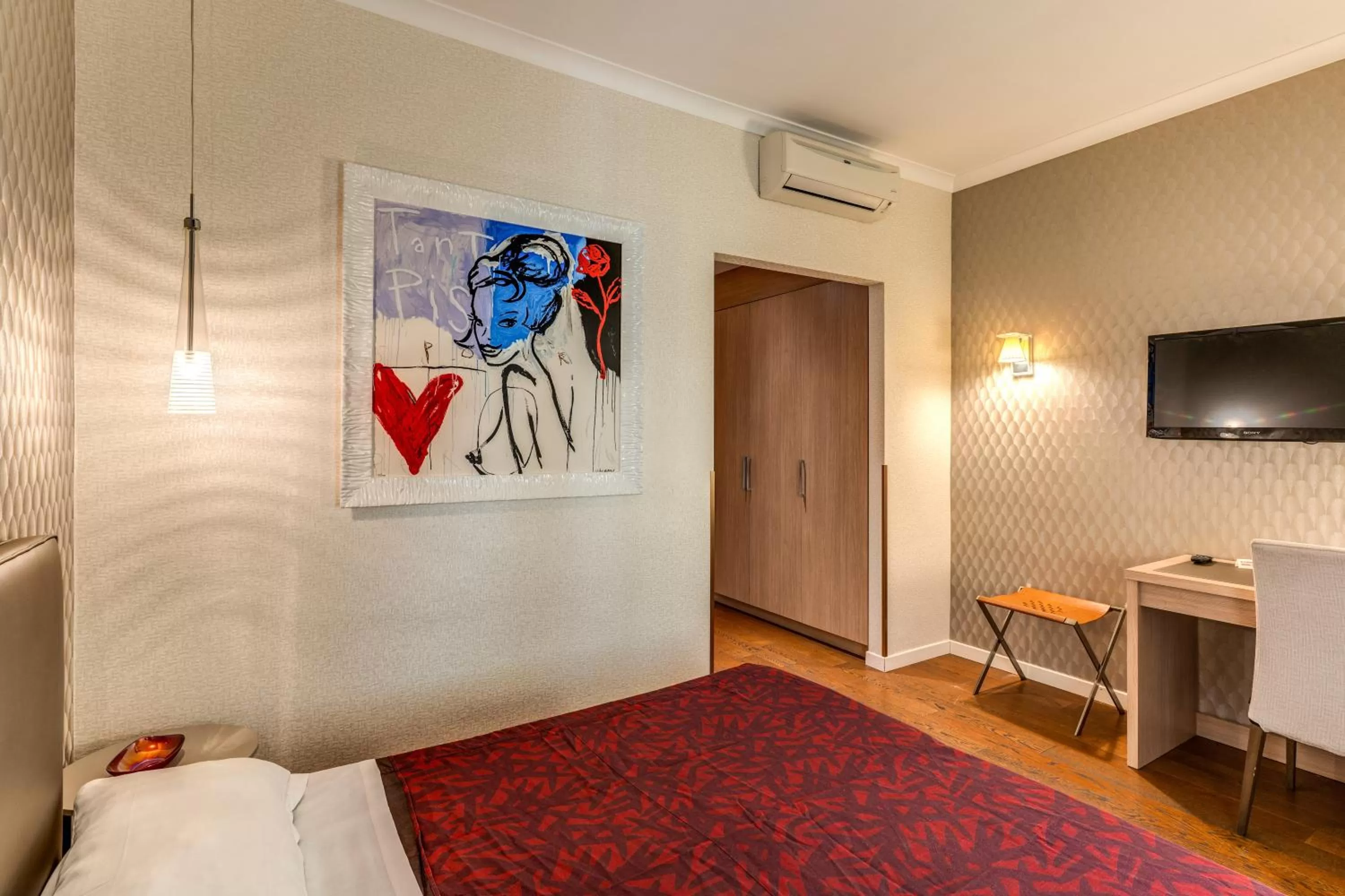 Bed in Roma Boutique Hotel