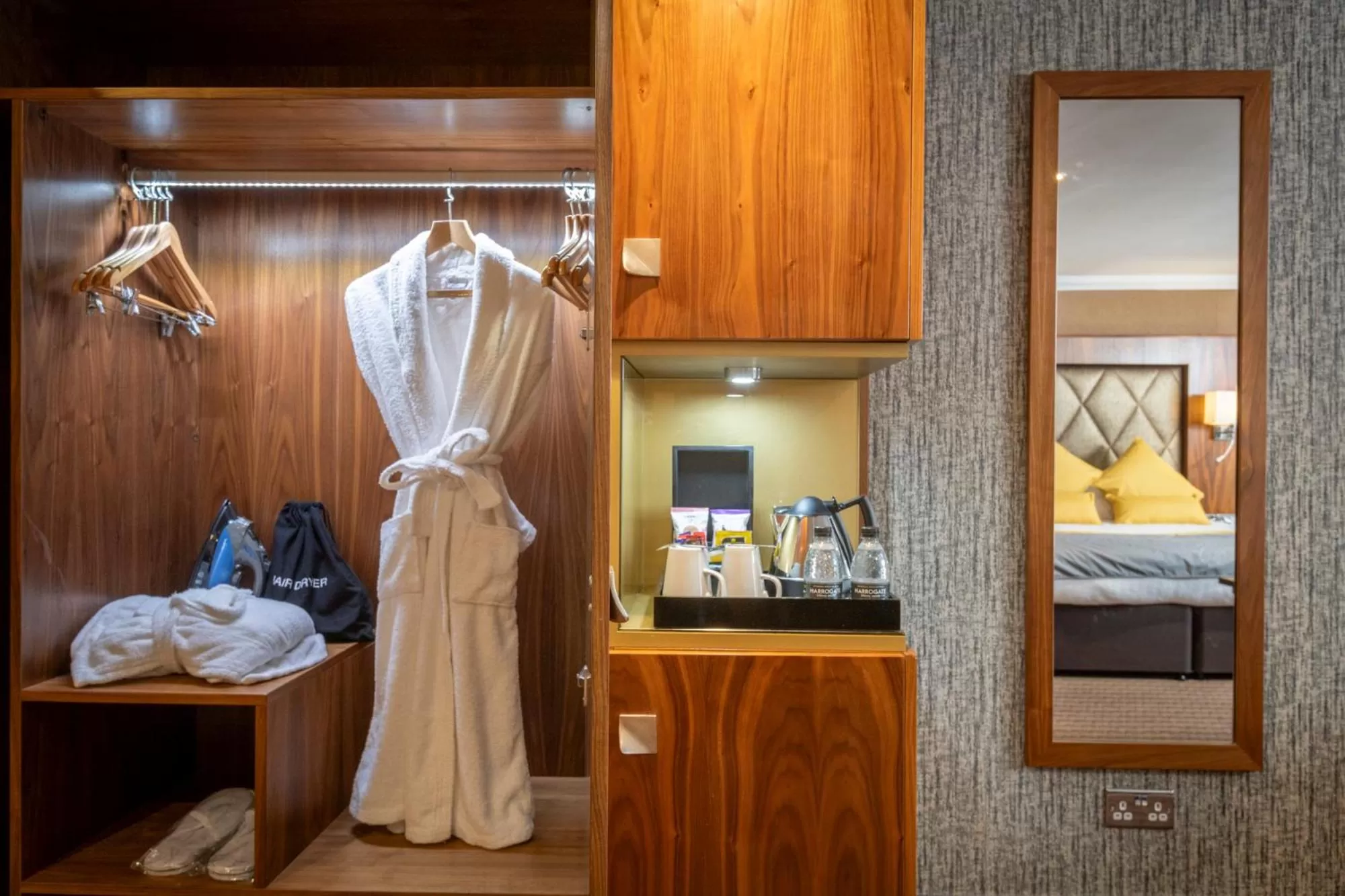 Coffee/tea facilities, Bed in Donnington Manor Hotel