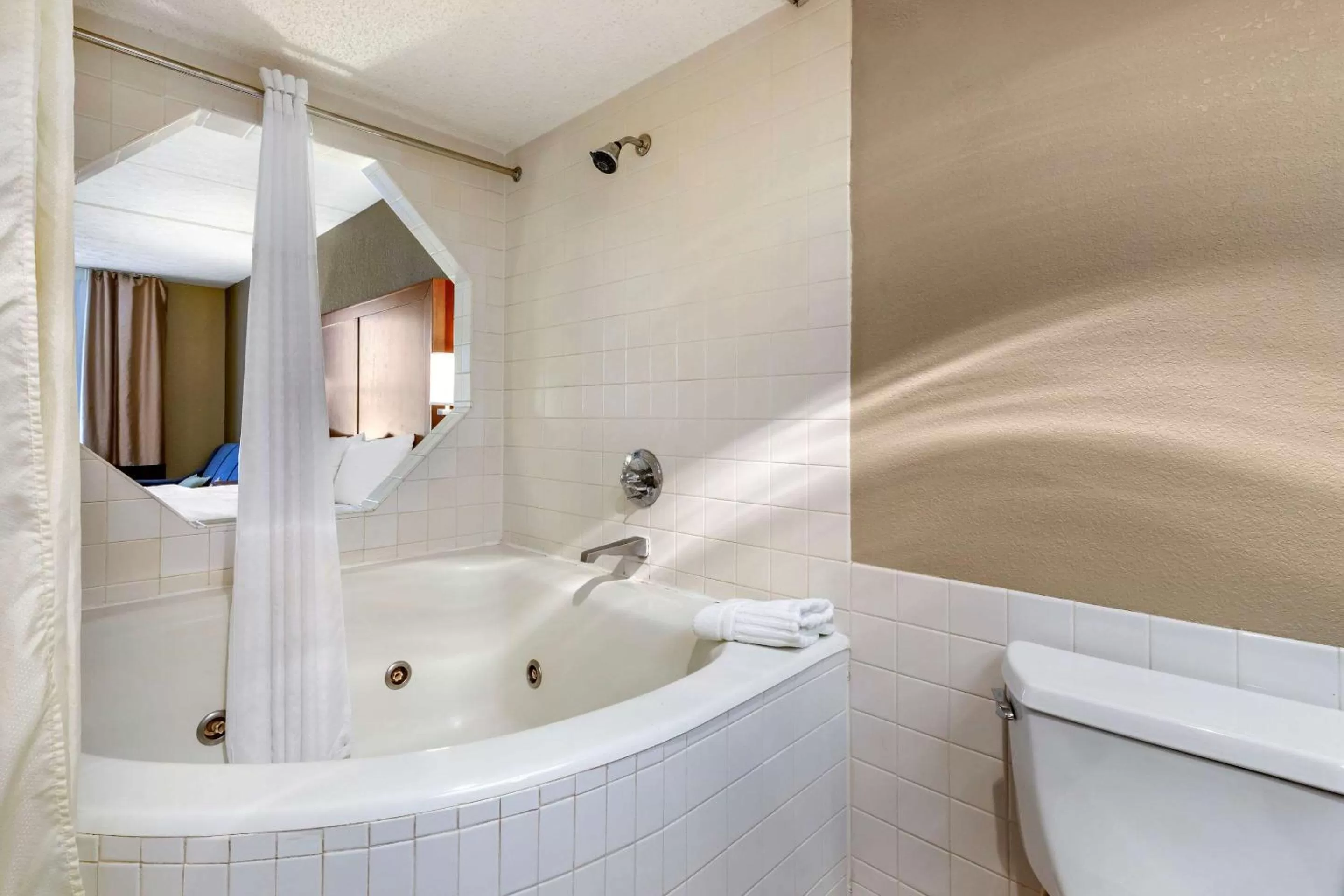 Photo of the whole room in Comfort Inn Alliance