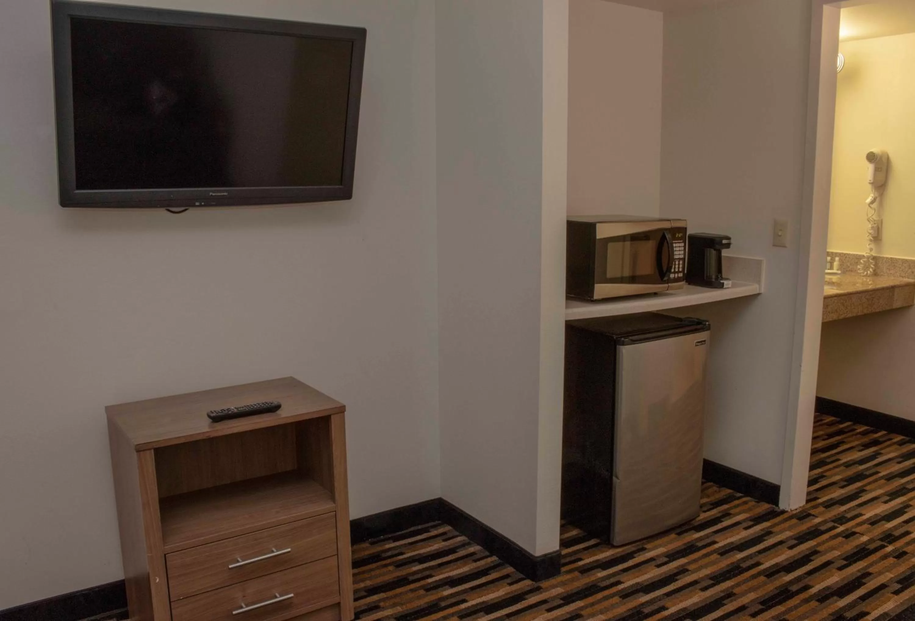 TV and multimedia in Quality Suites Lake Wright - Norfolk Airport