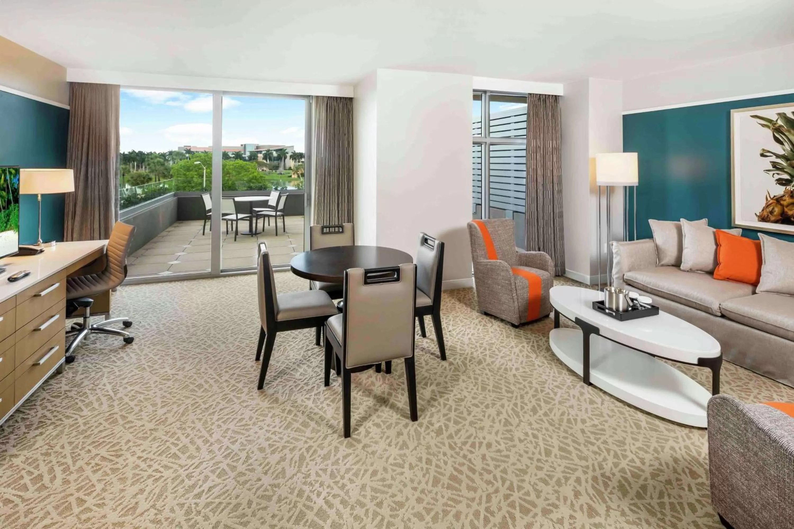 Living room in Hilton Miami Dadeland
