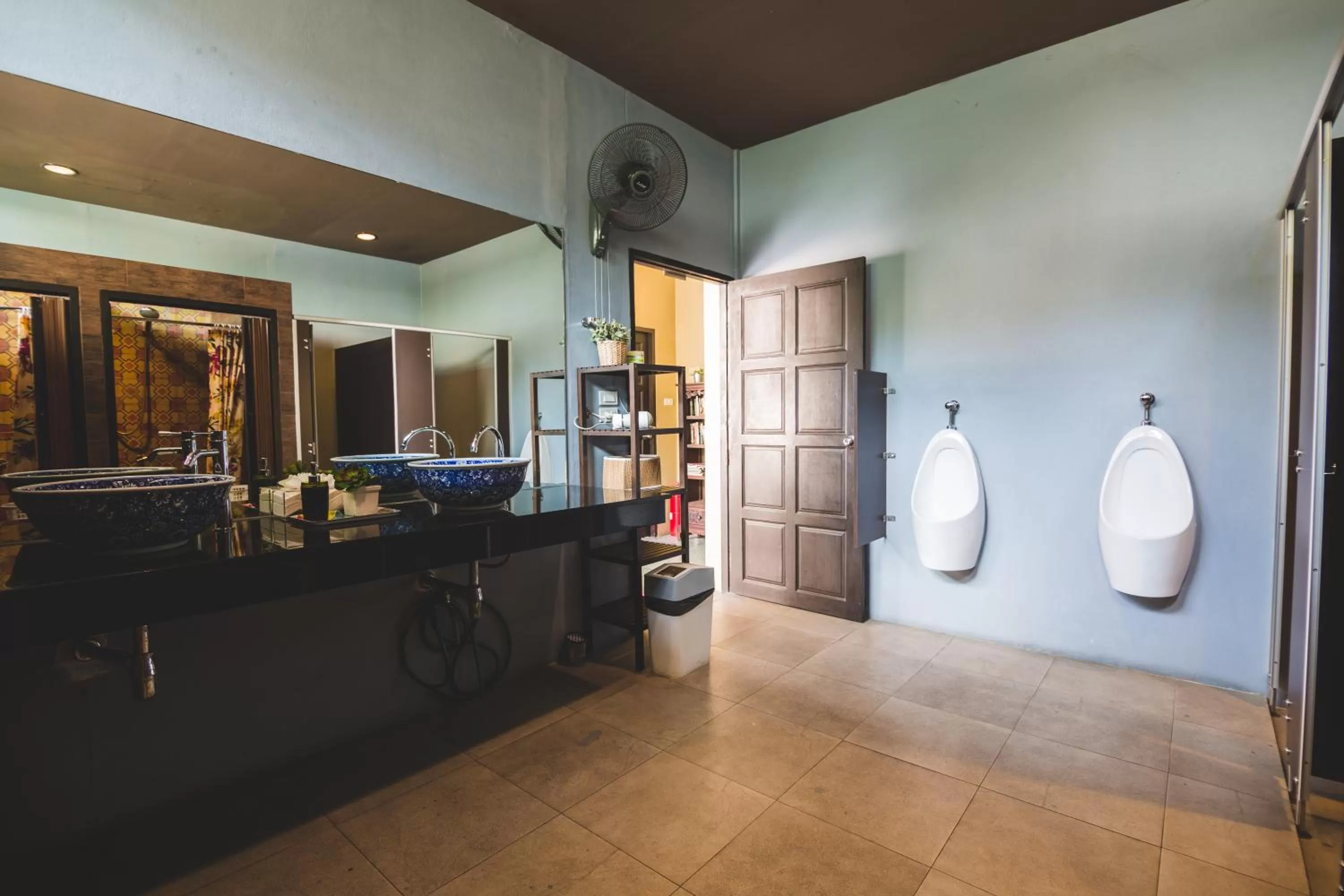 Toilet in Feung Nakorn Balcony Rooms and Cafe