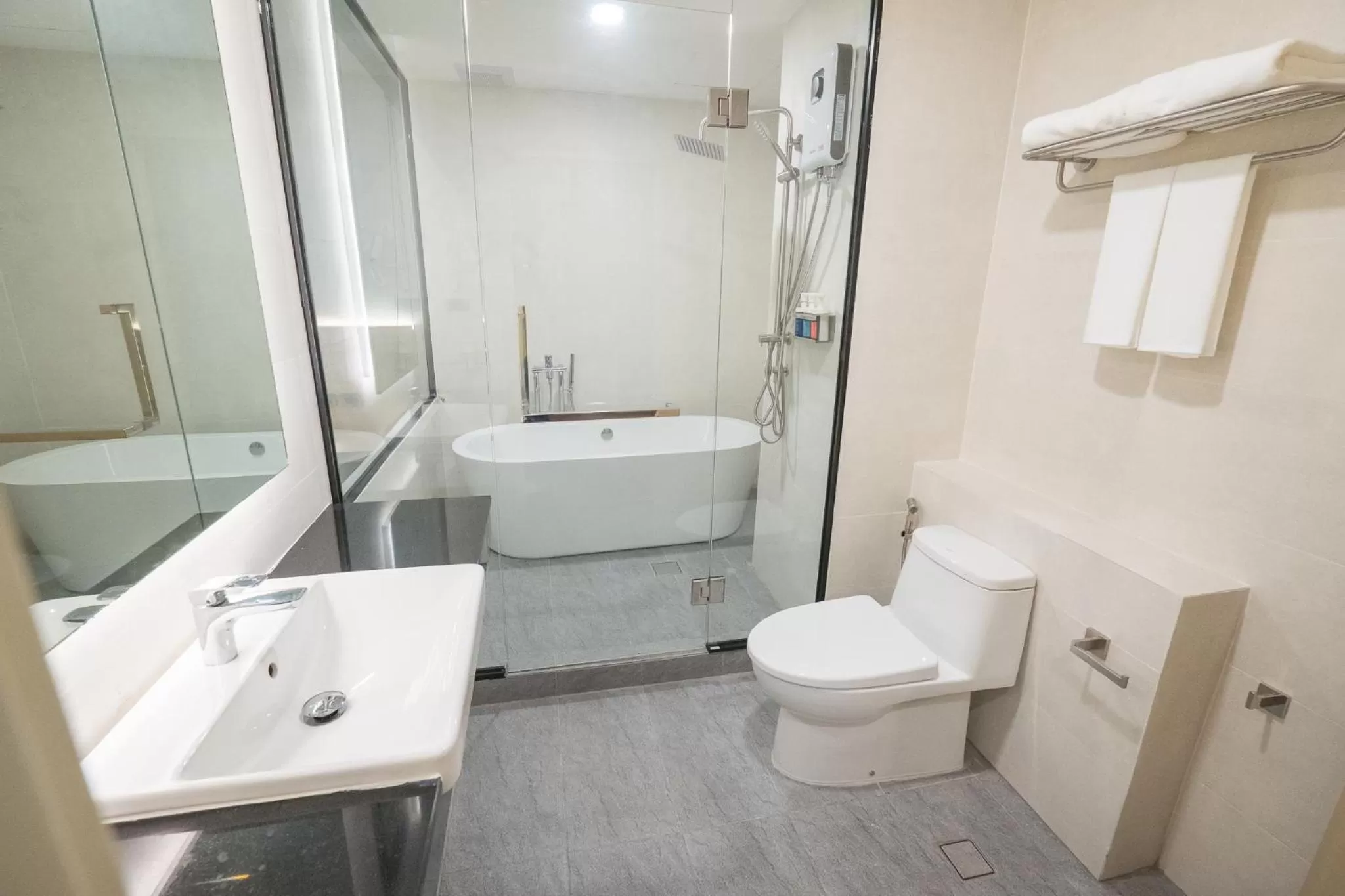 Shower in Siri regent Hotel