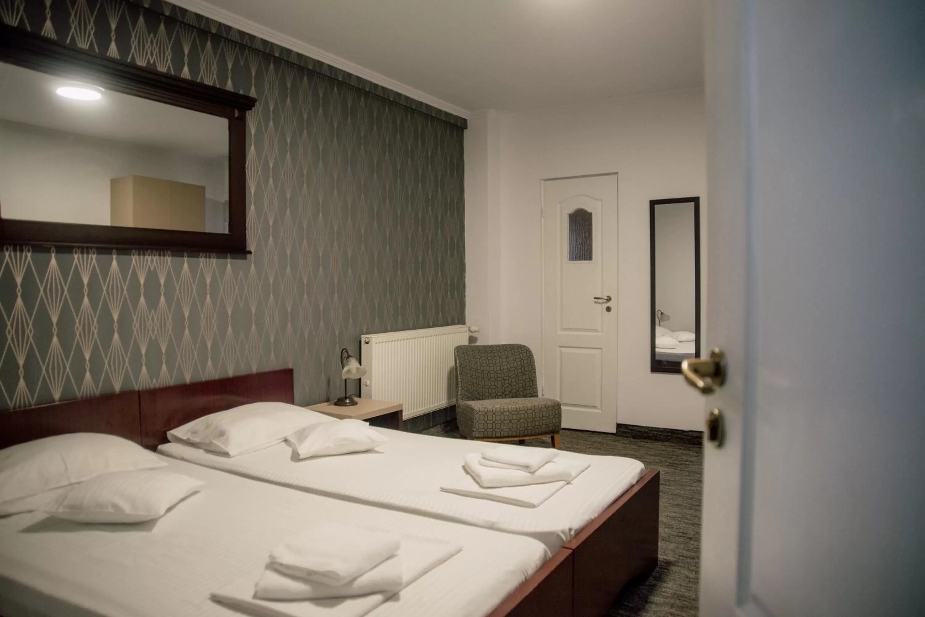Shower, Bed in Carnival City Hotel Oradea
