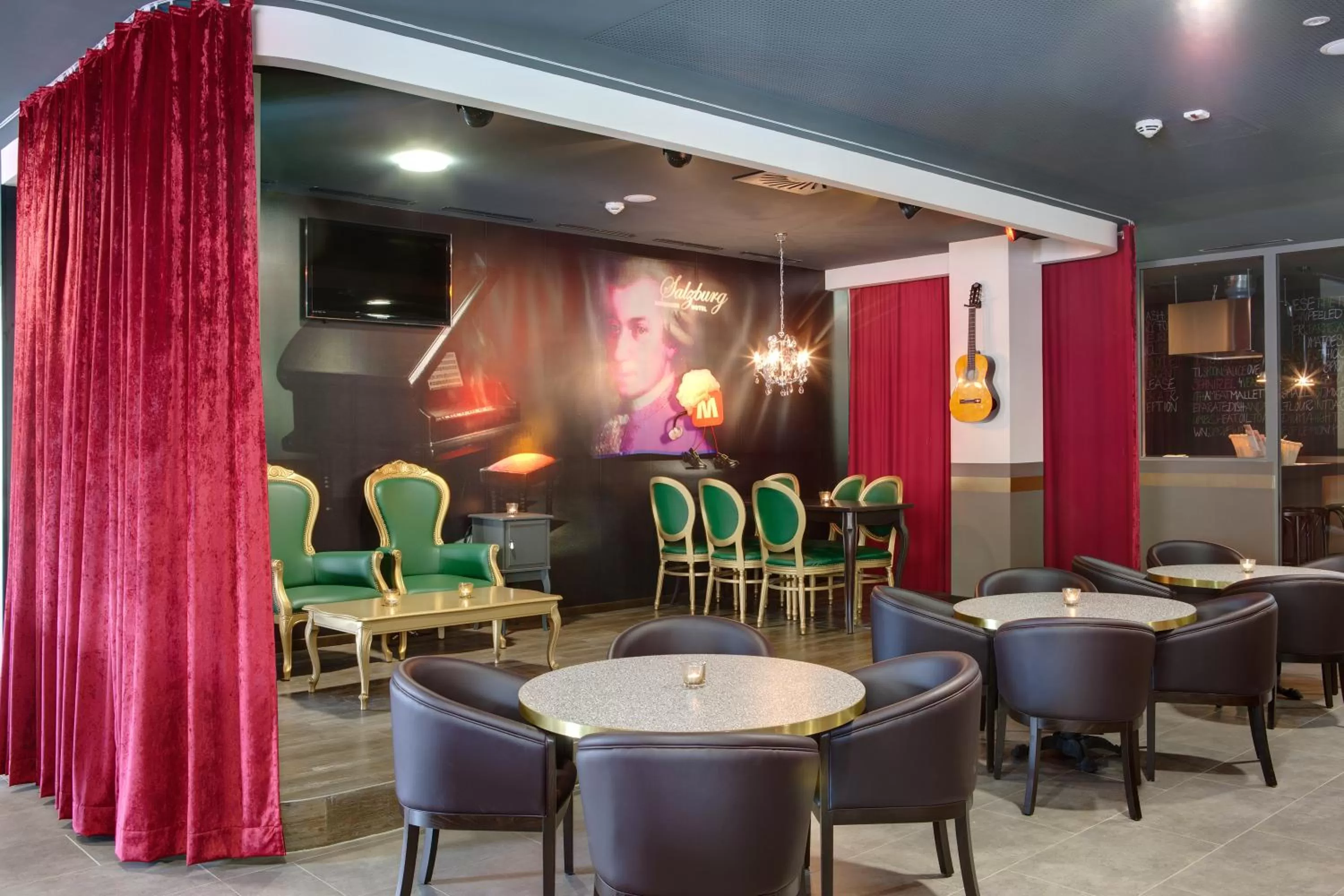 Lounge or bar in MEININGER Hotel Salzburg City Center