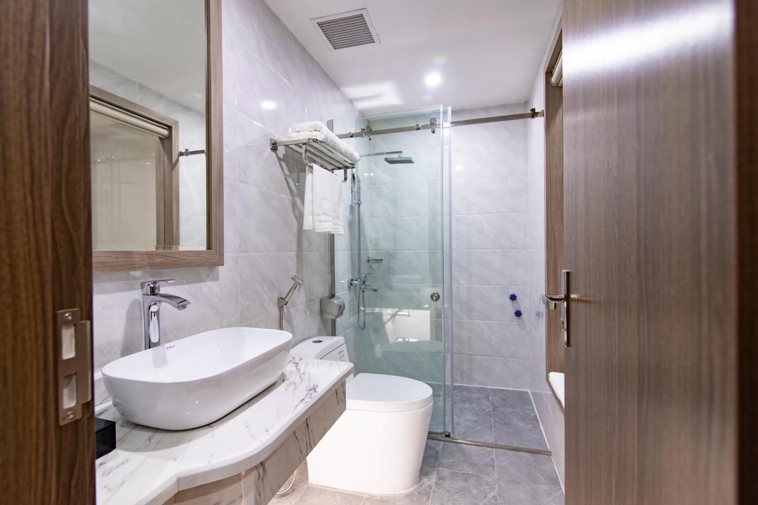 Shower in Sunshine Hotel Móng Cái