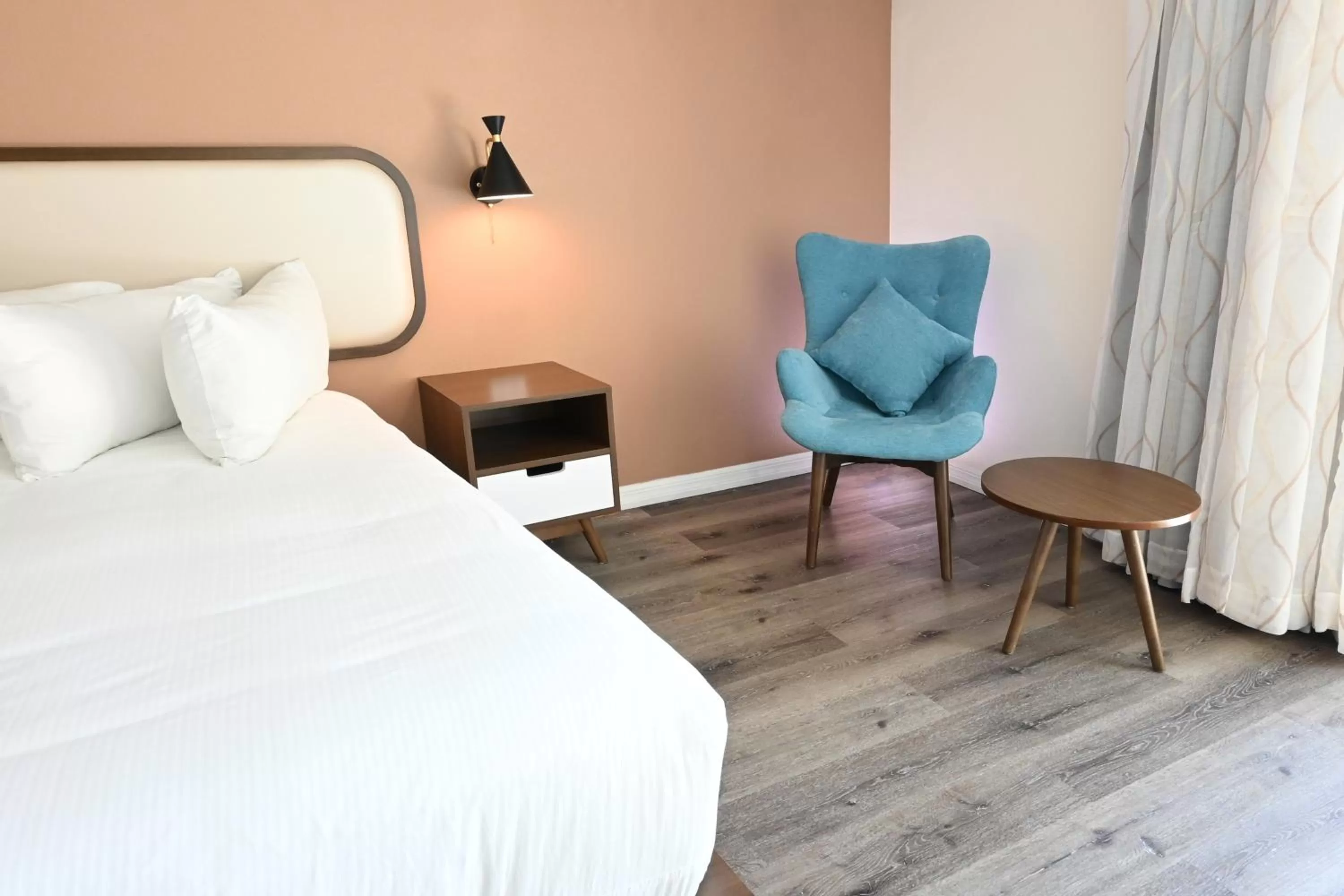 Seating area, Bed in Golden Host Resort Sarasota