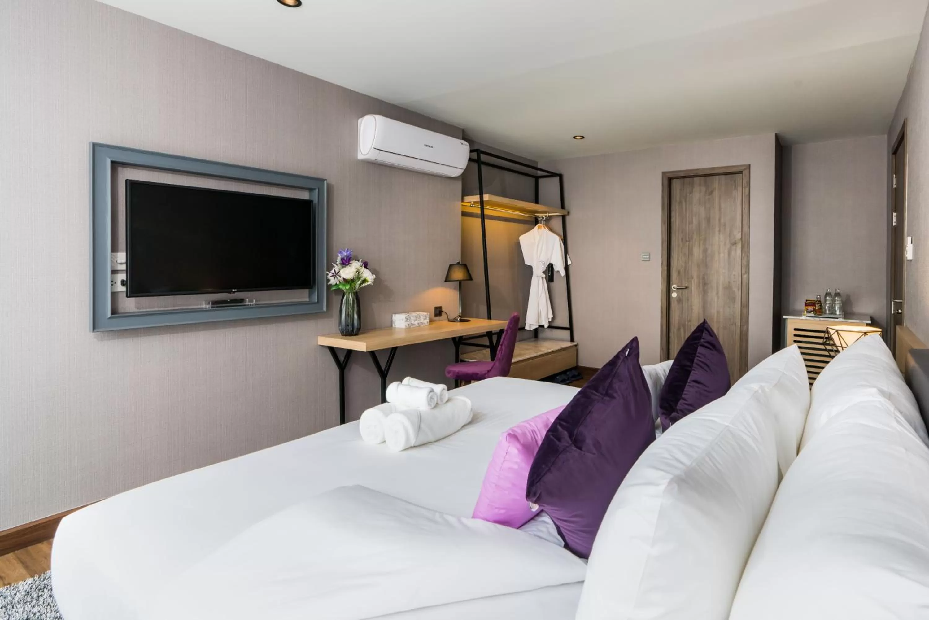 Photo of the whole room, Bed in XQ Pattaya Hotel