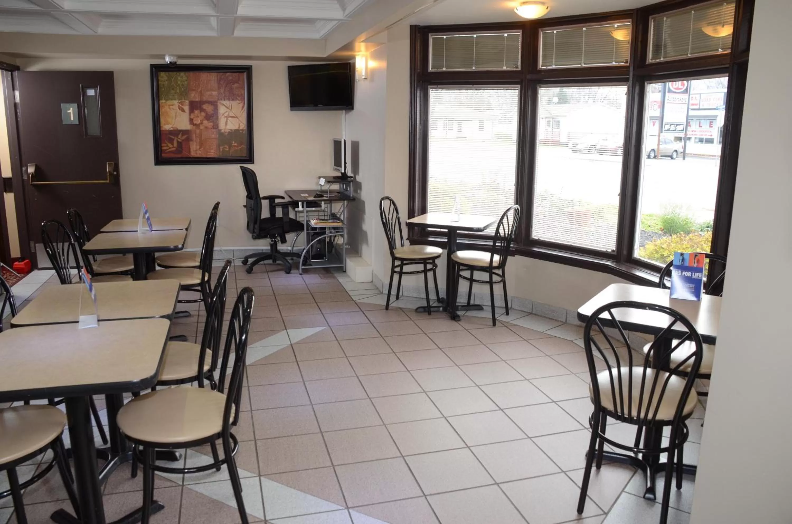 Restaurant/places to eat in Super 8 by Wyndham North Bay