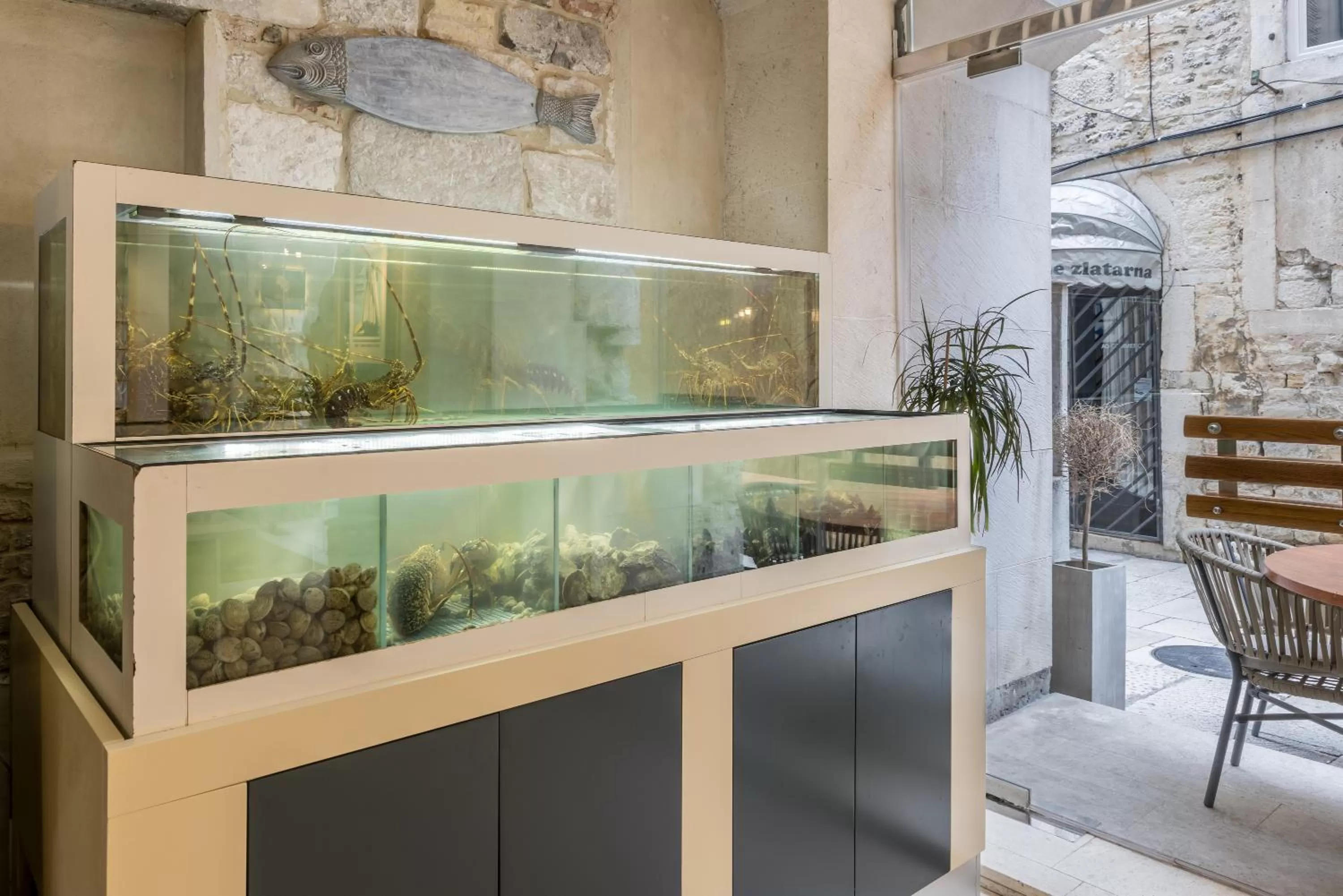 Restaurant/places to eat in Leonis Restaurant & Rooms