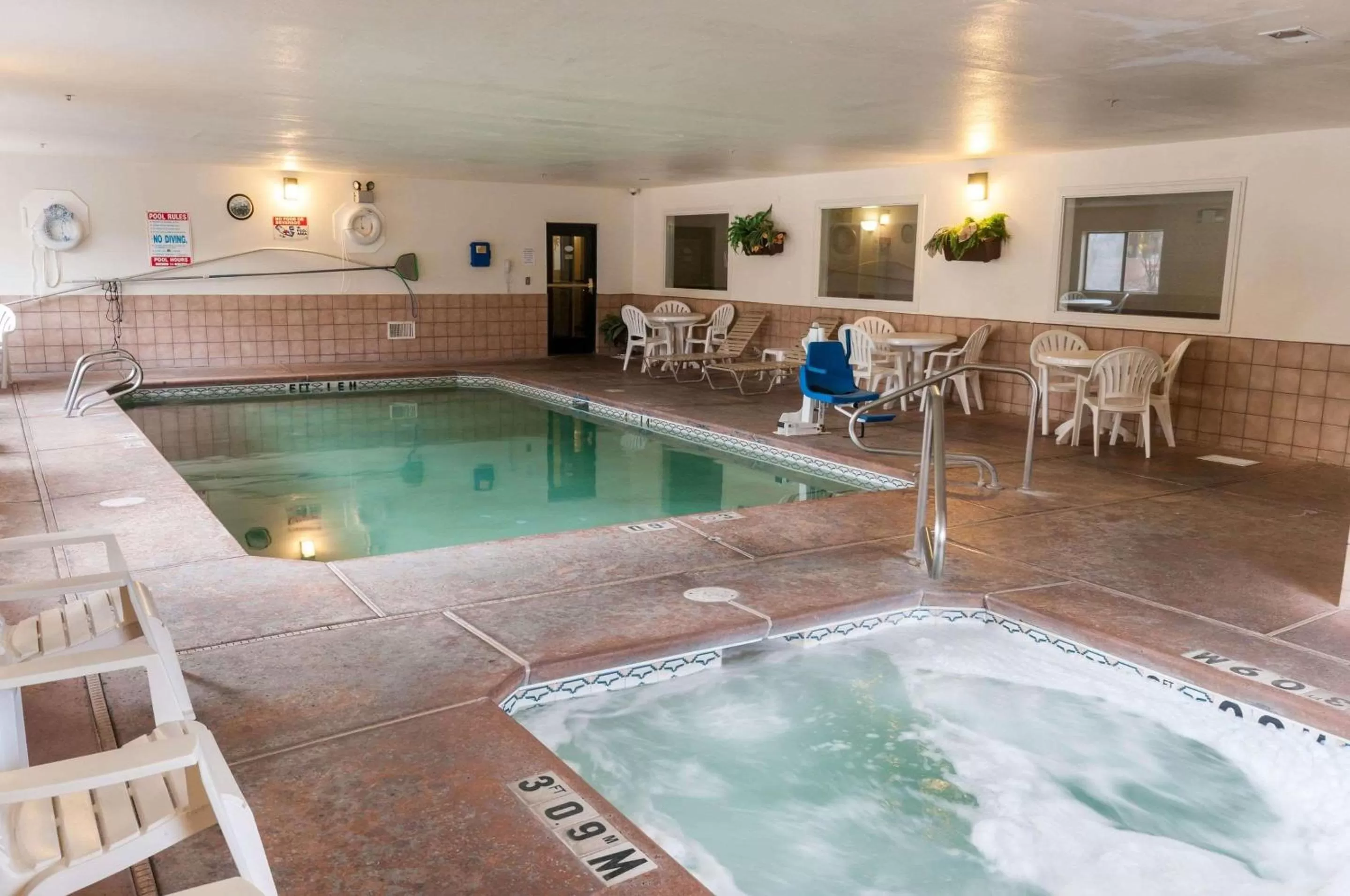 Swimming Pool in Quality Suites Albuquerque Airport