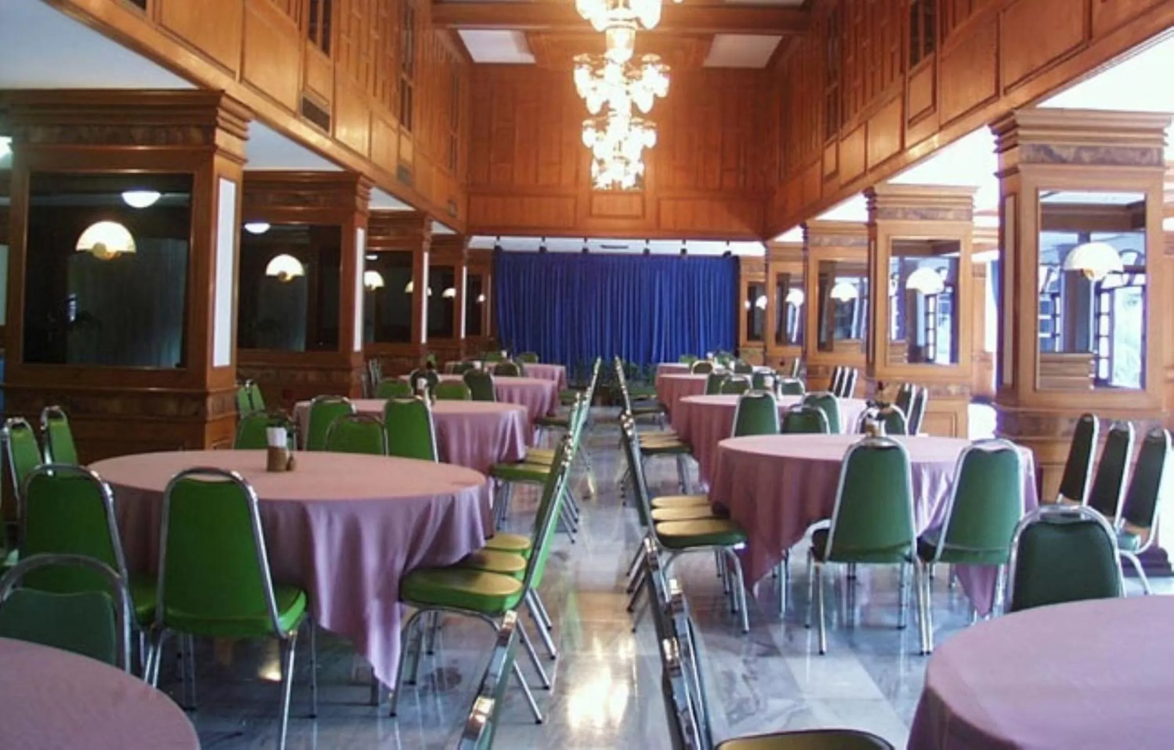 Restaurant/places to eat in Royal Twins Palace Hotel