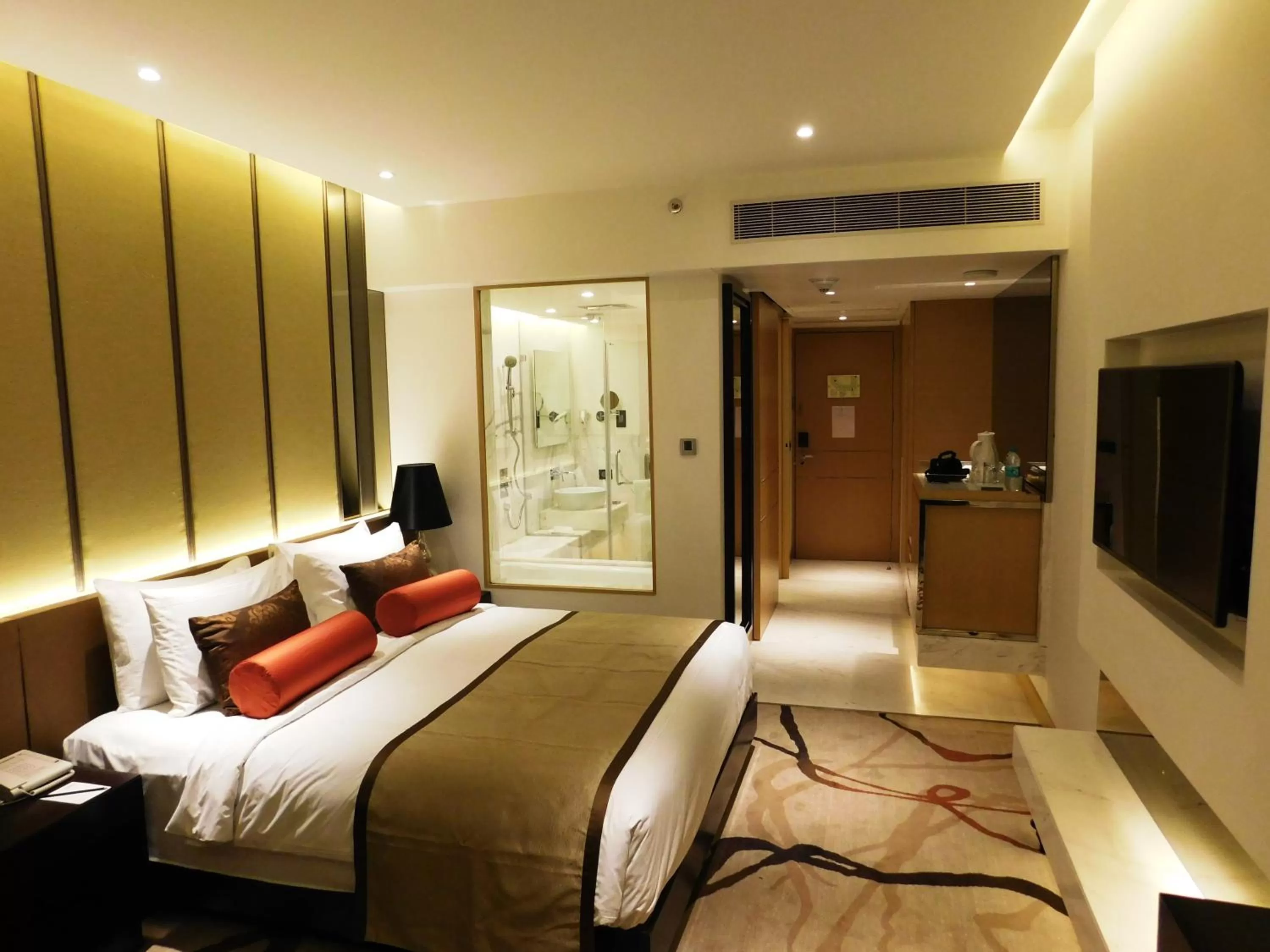 Living room, Bed in Pride Plaza Hotel, Aerocity New Delhi