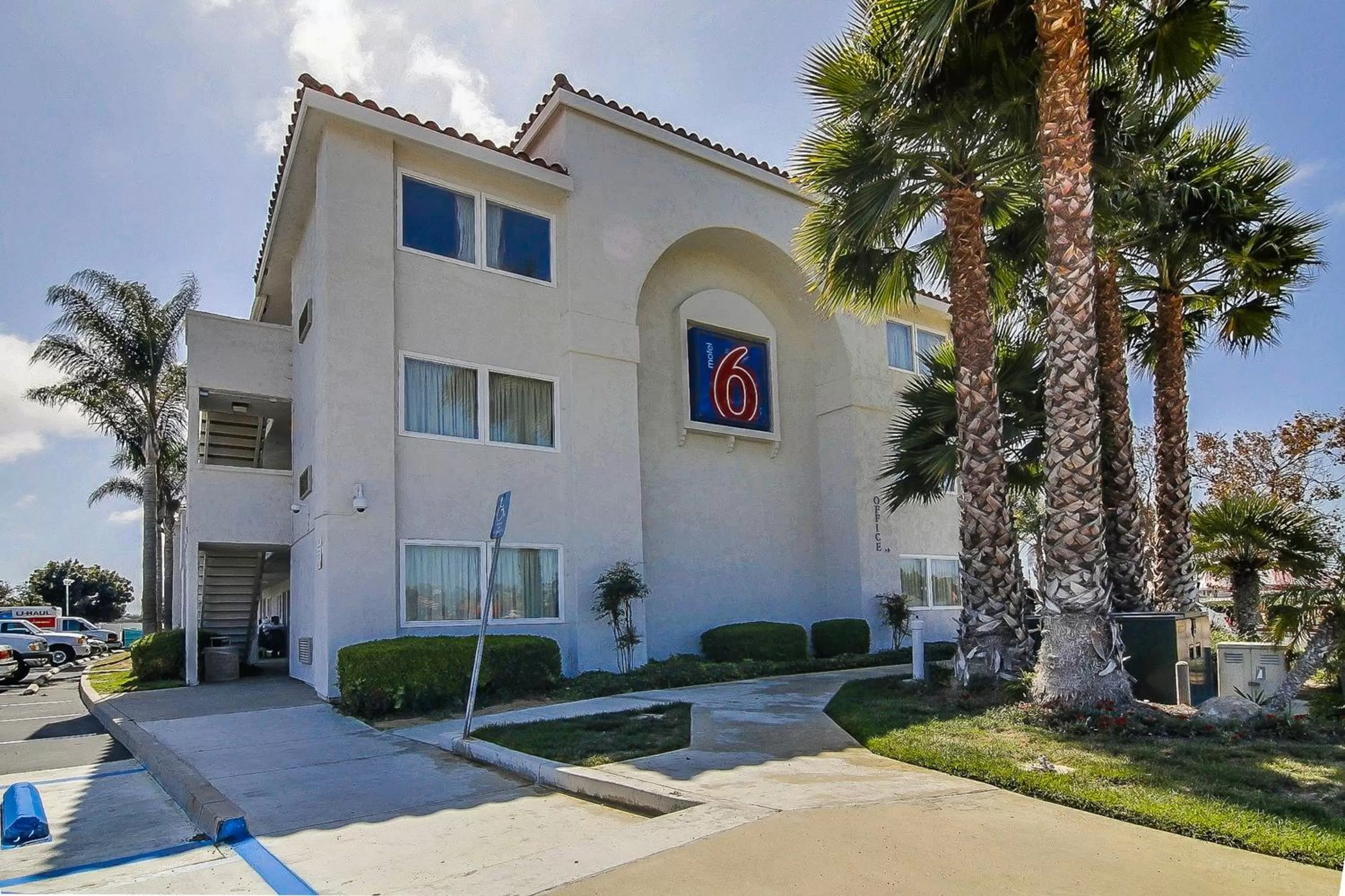 Facade/entrance in Motel 6-Ventura, CA - South
