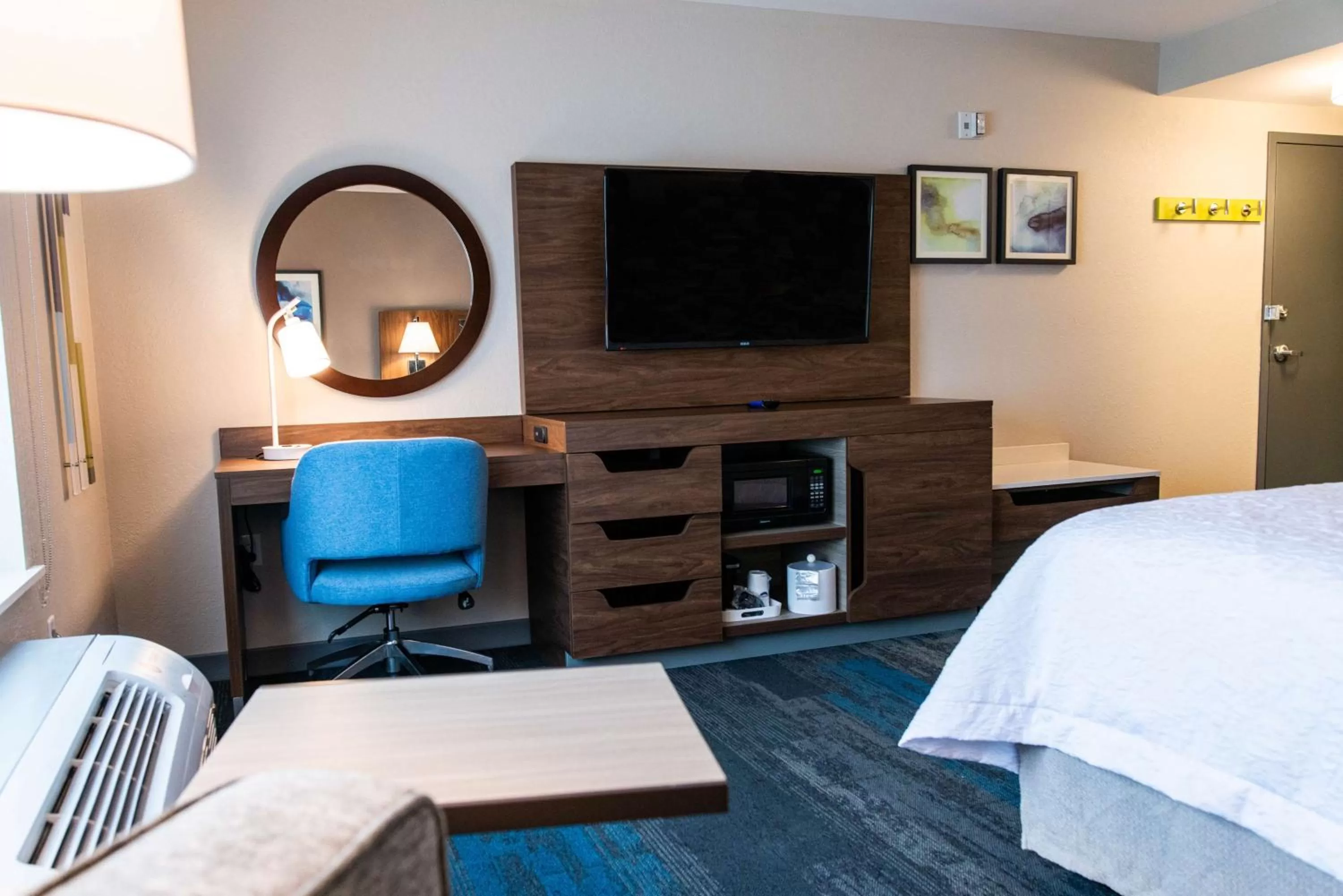 Bedroom, Bed in Hampton Inn Paris IL, IL