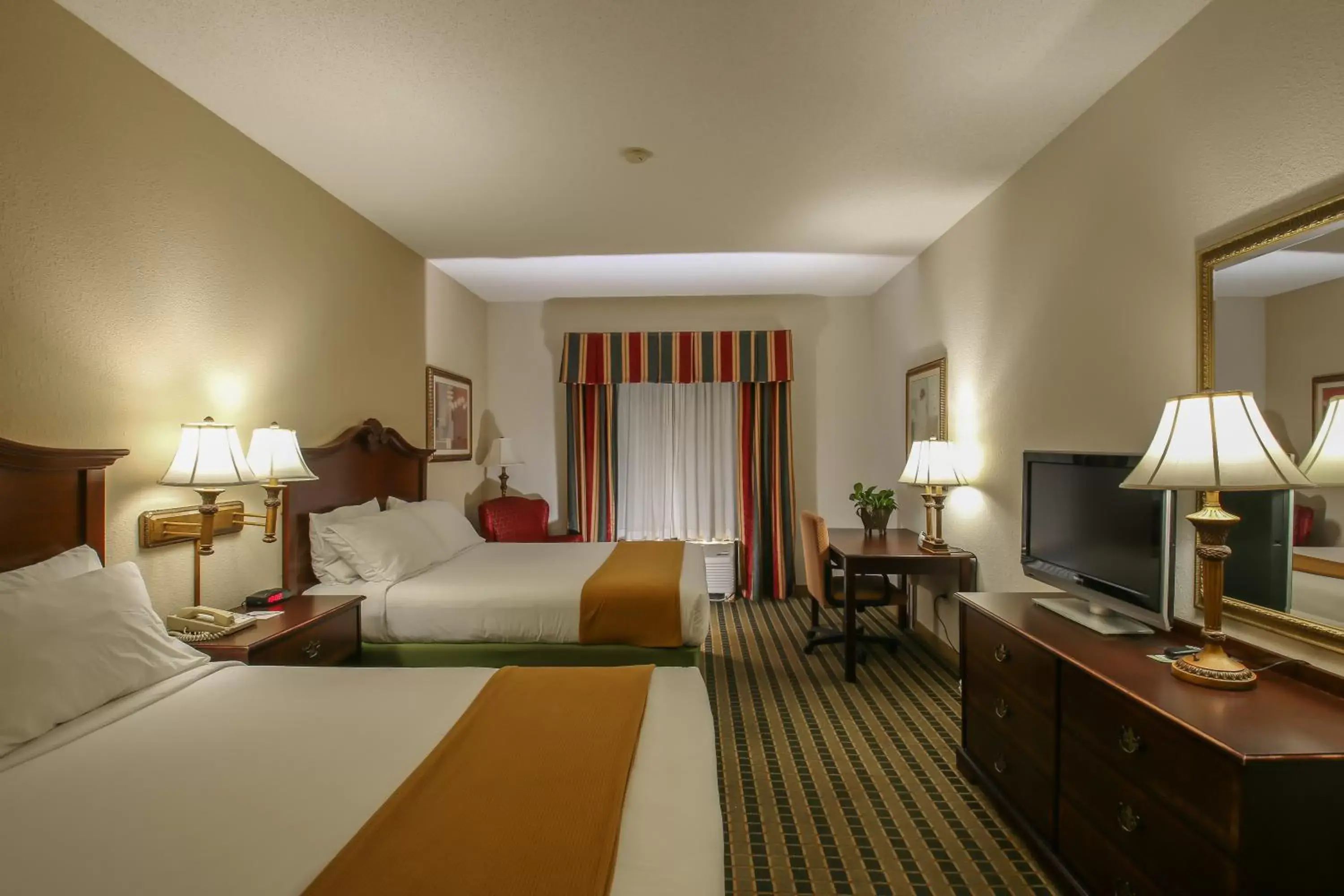 Quadruple Room in Moncks Corner Inn Quadruple Room in Moncks Corner Inn