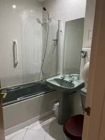 Shower in Caledonian Hotel