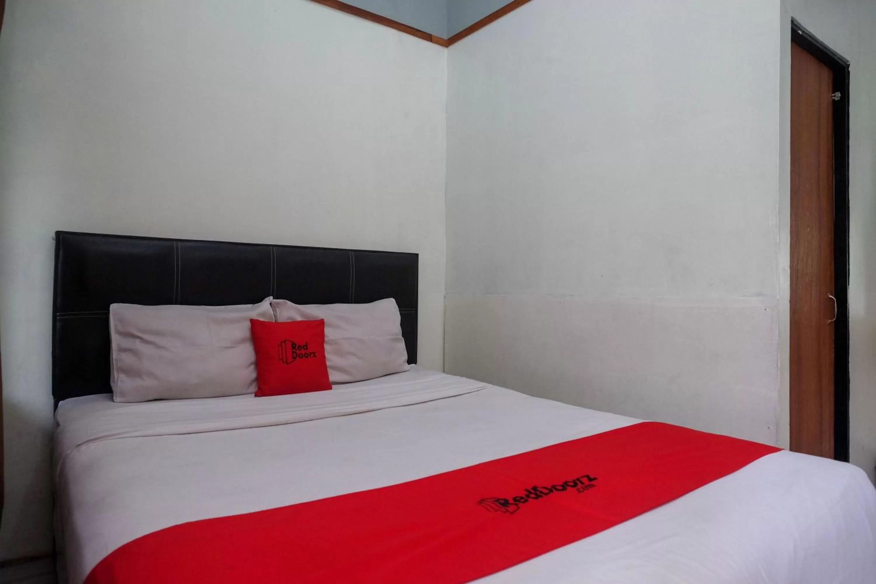 Bedroom, Bed in RedDoorz near Lotte Mart Maguwoharjo Yogyakarta