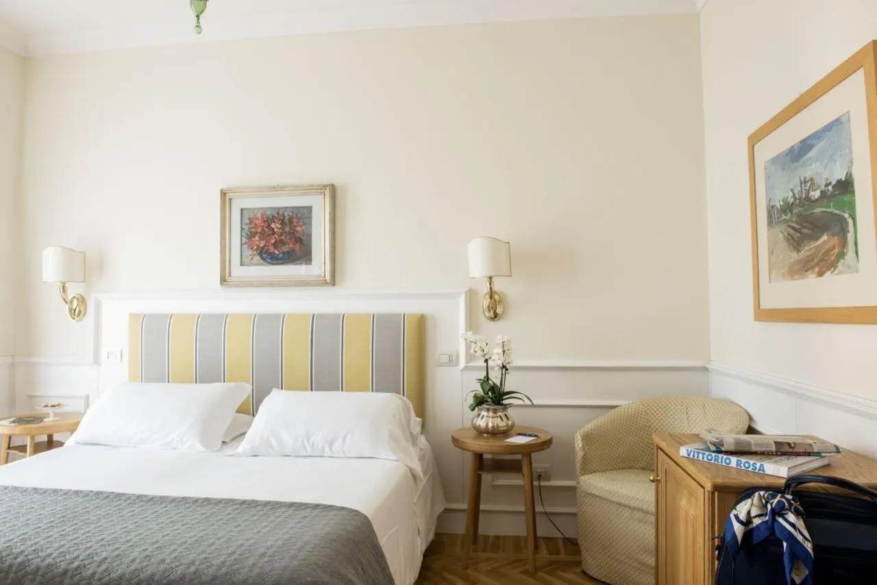 Bedroom, Bed in Hotel Royal