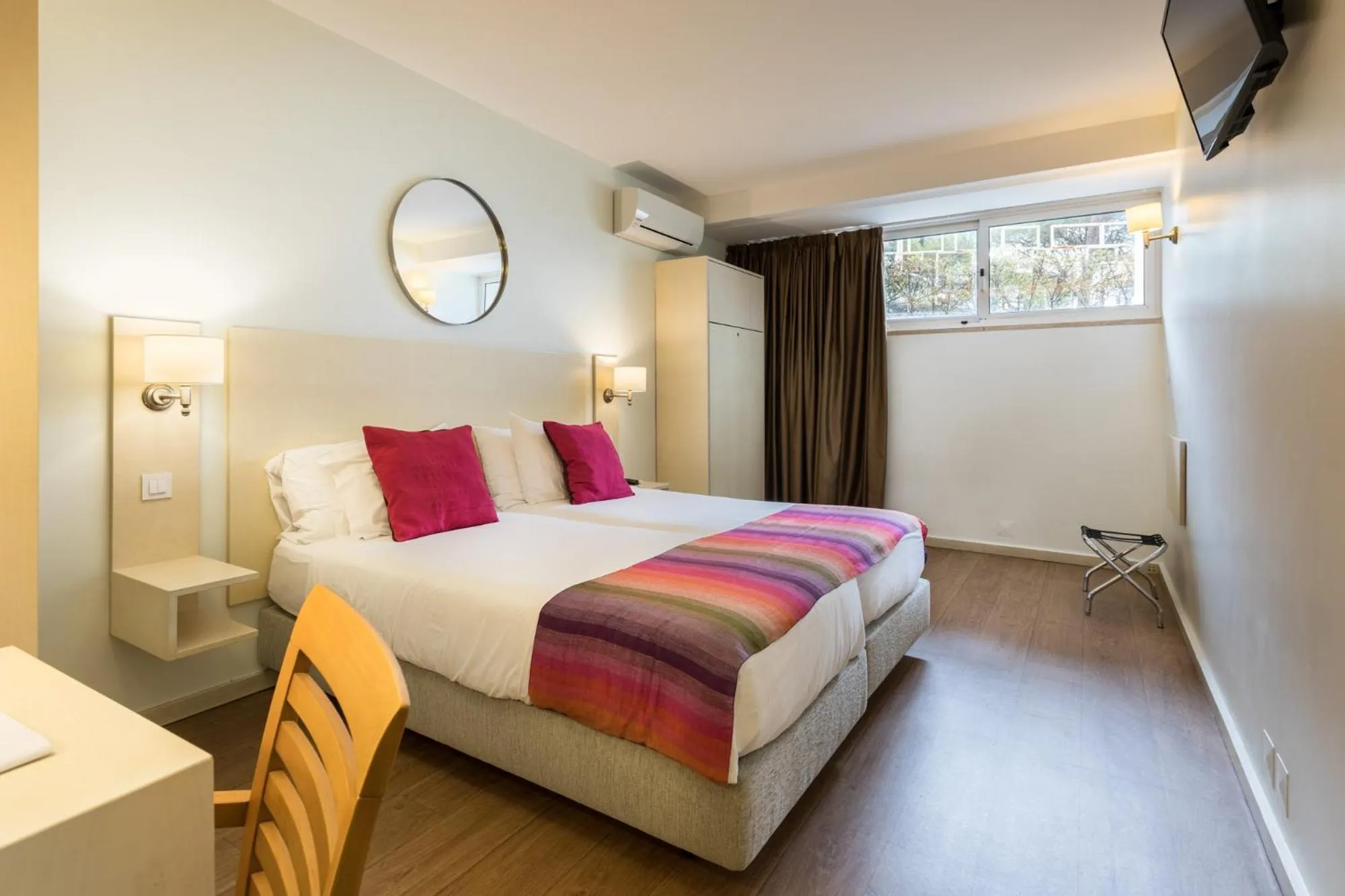 Bedroom, Bed in Hotel Londres Estoril / Cascais