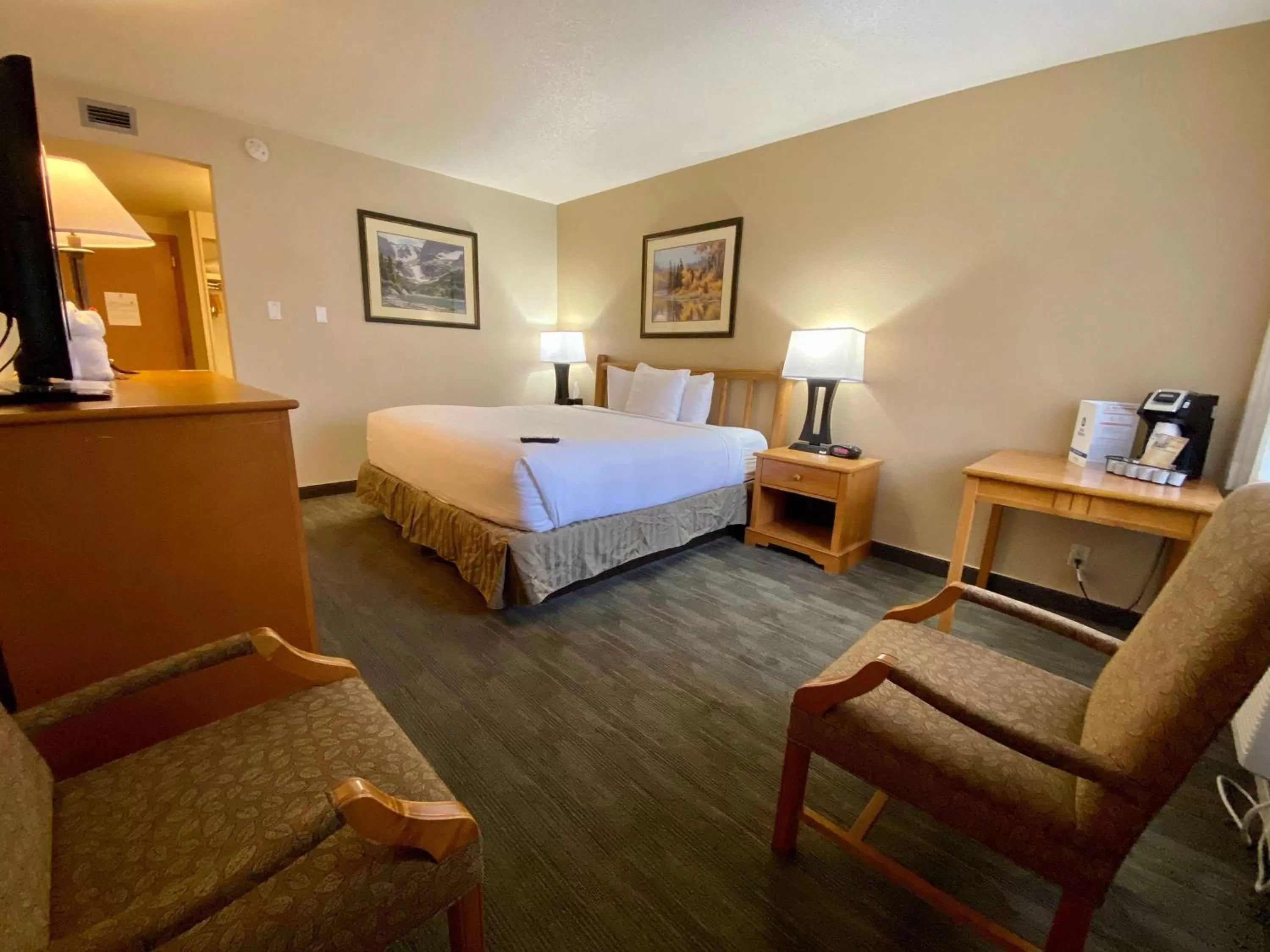 Photo of the whole room, Bed in Best Western Sheridan Center