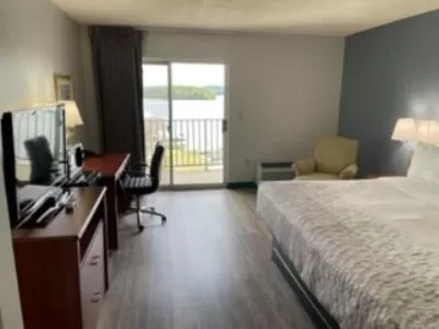 Balcony/Terrace, Bed in Baymont on the lake by Wyndham Hot Springs