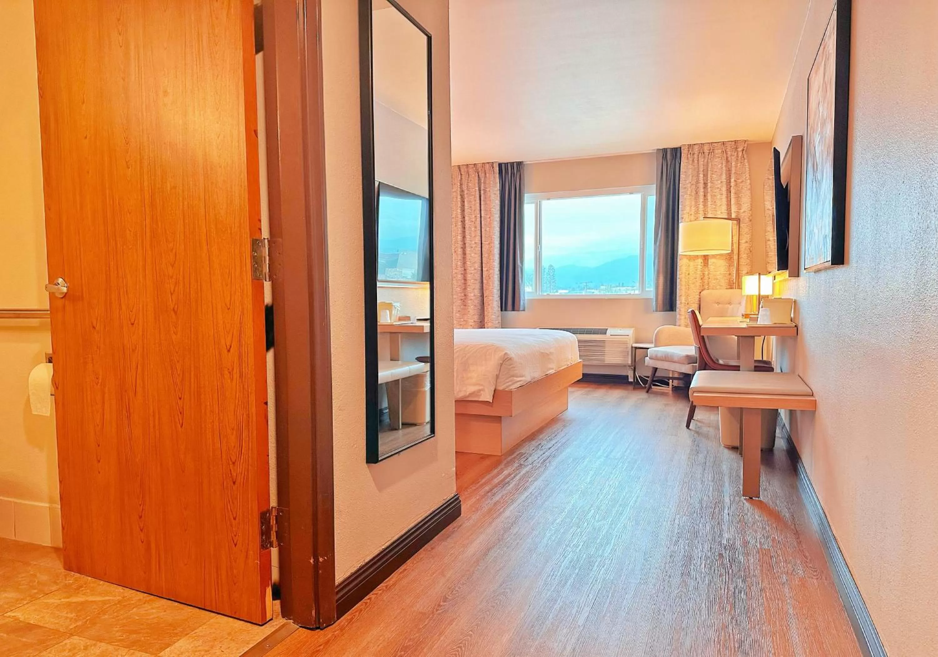 Bedroom, Bed in Lincoln Hotel Monterey Park Los Angeles