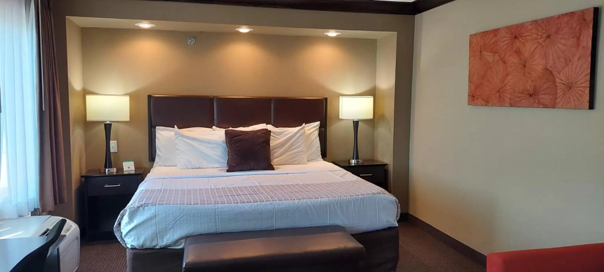 Bed in Parkwood Inn & Suites