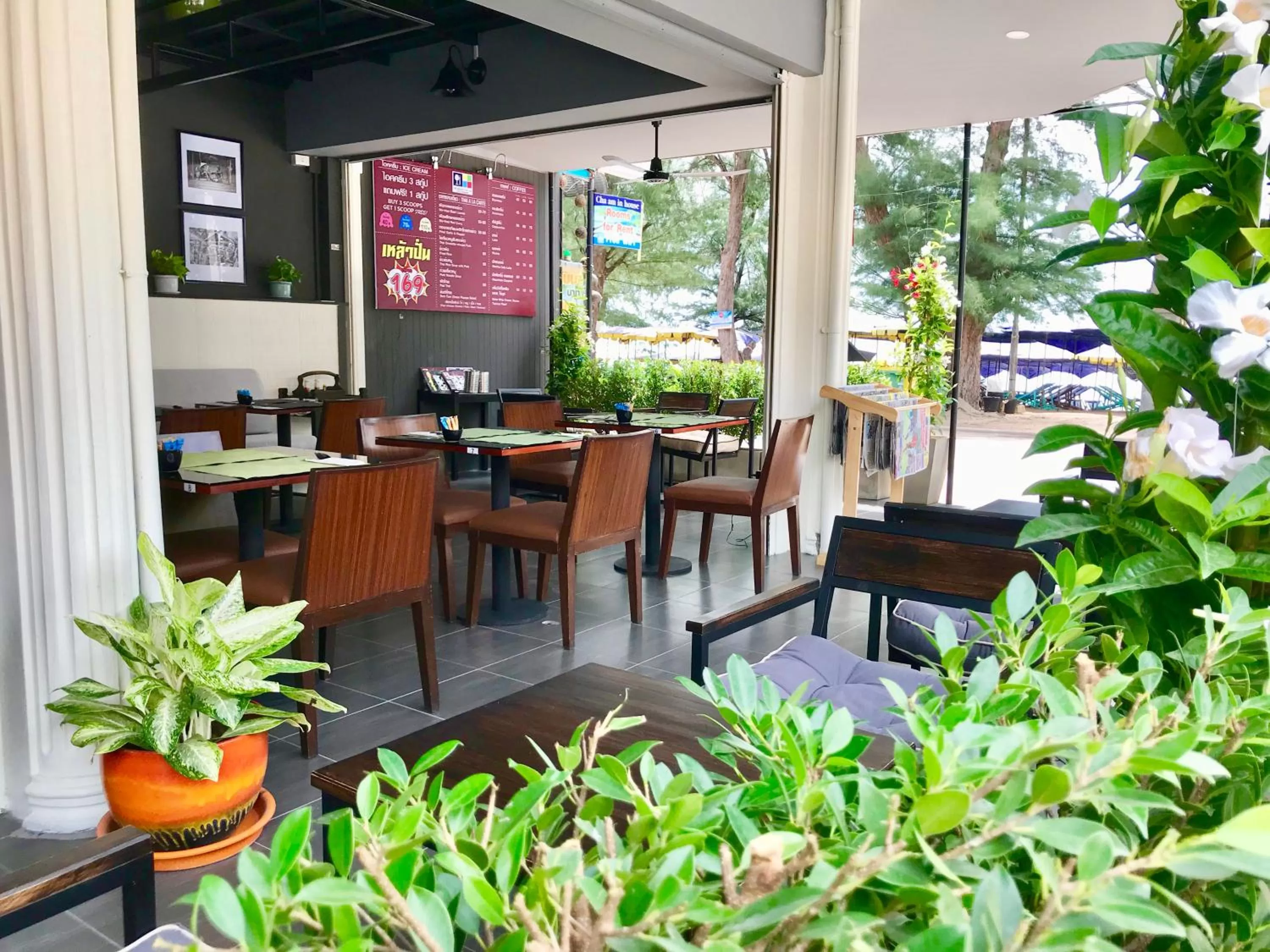 Restaurant/places to eat in THE BEACH CHA AM Residence