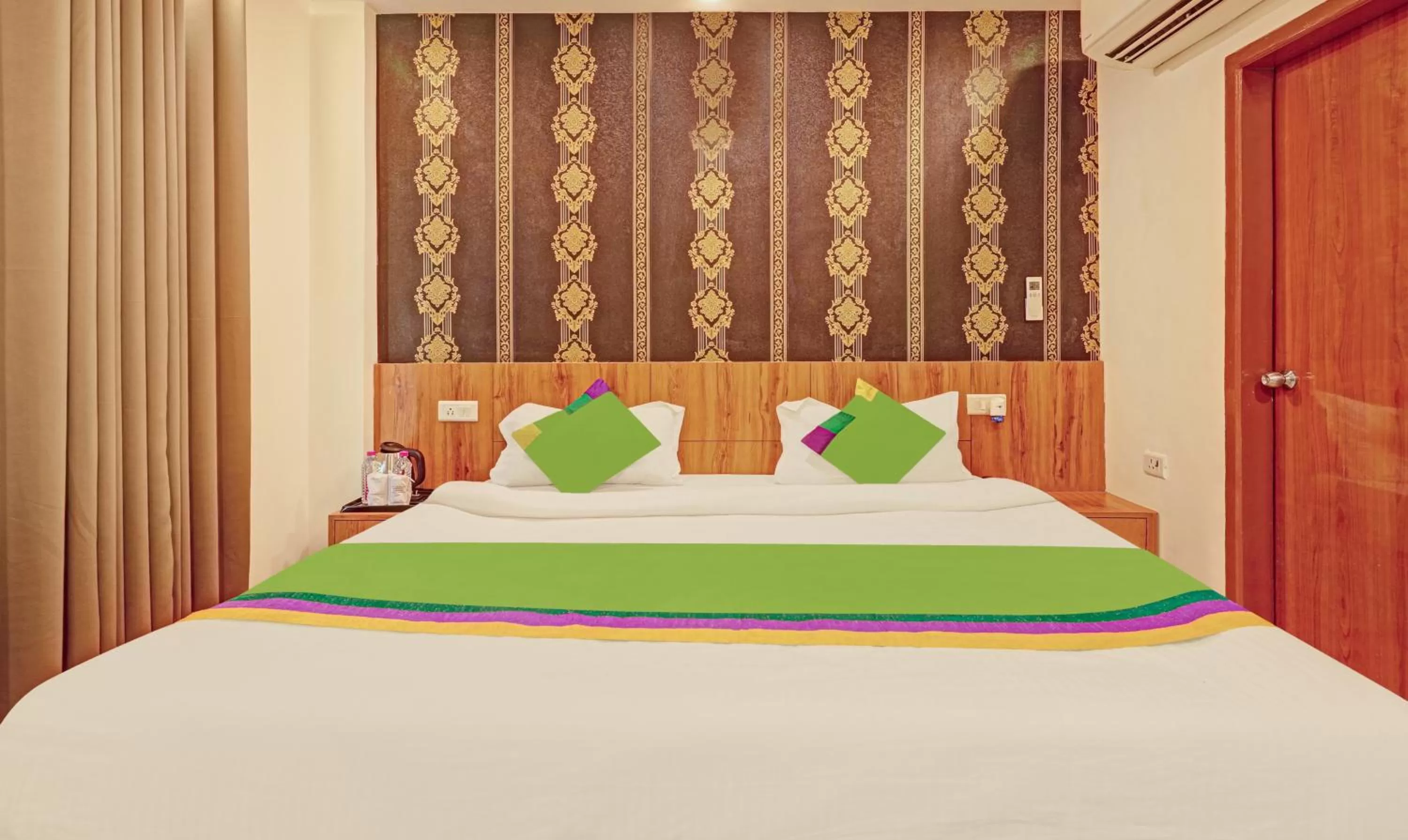 Bed in Treebo Trend Silver Stallion