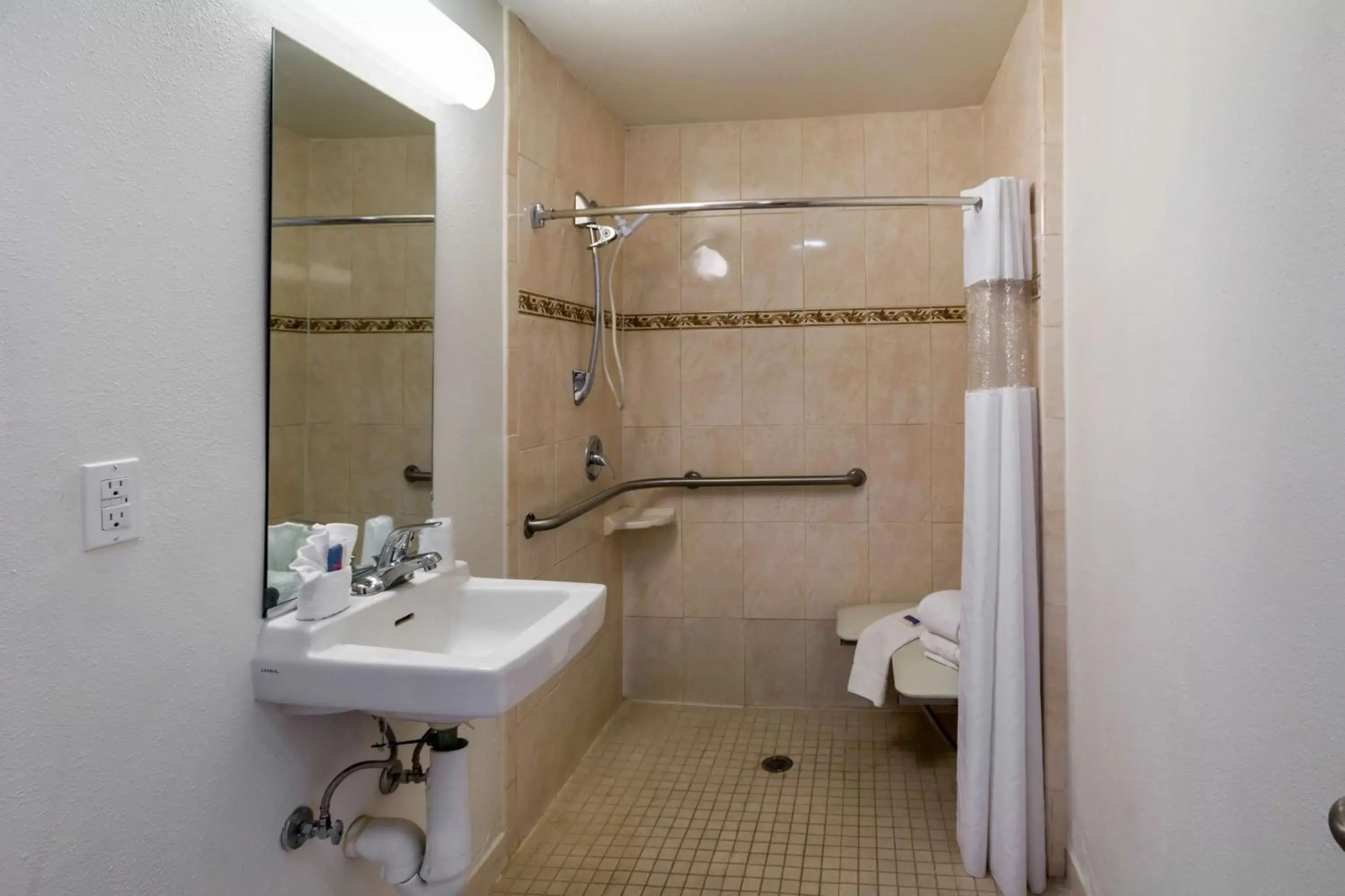Quadruple Room - Disability Access - Roll in Shower in Motel 6-El Paso, TX - Airport - Fort Bliss Quadruple Room - Disability Access - Roll in Shower in Motel 6-El Paso, TX - Airport - Fort Bliss