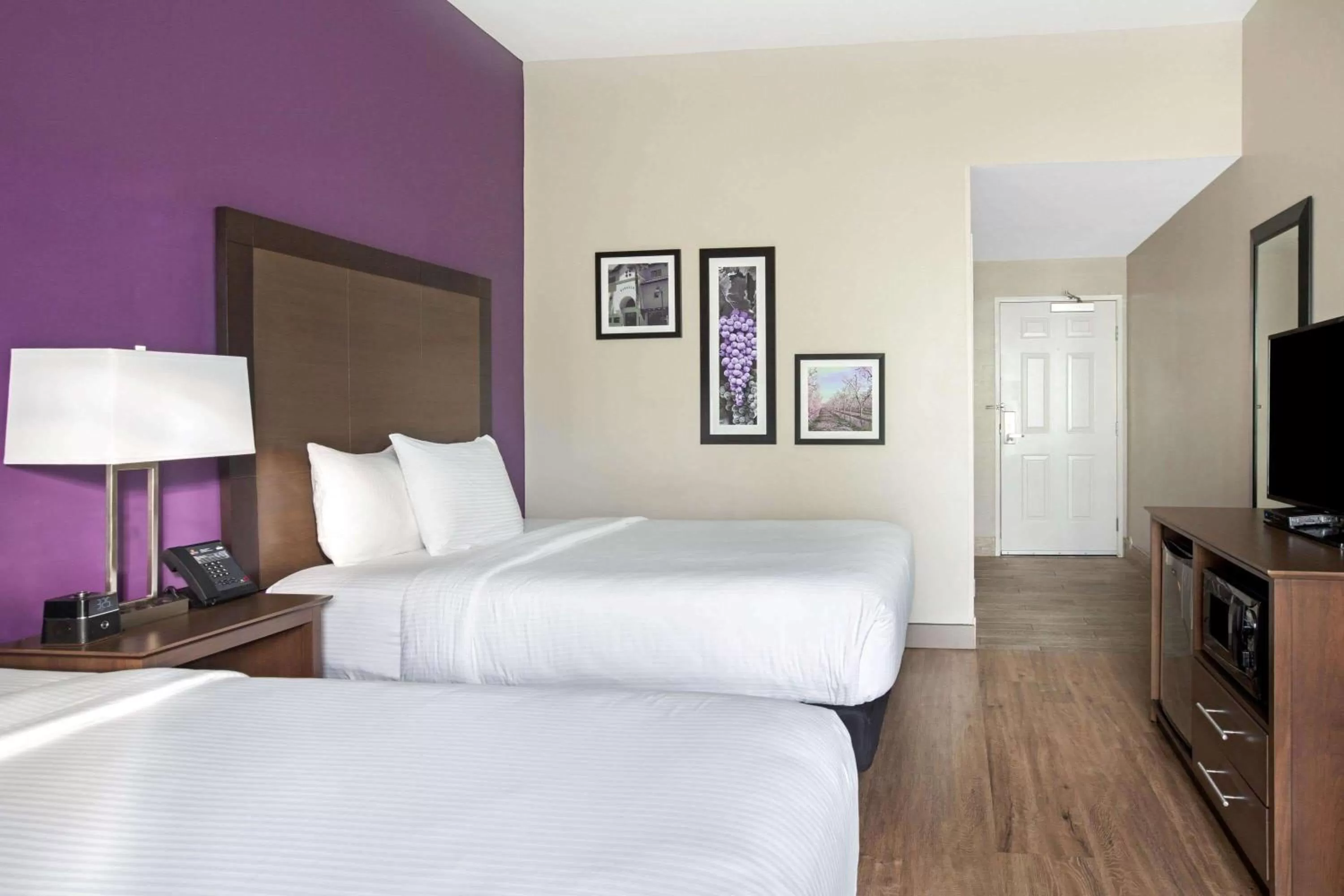 Photo of the whole room, Bed in La Quinta by Wyndham Visalia/Sequoia Gateway