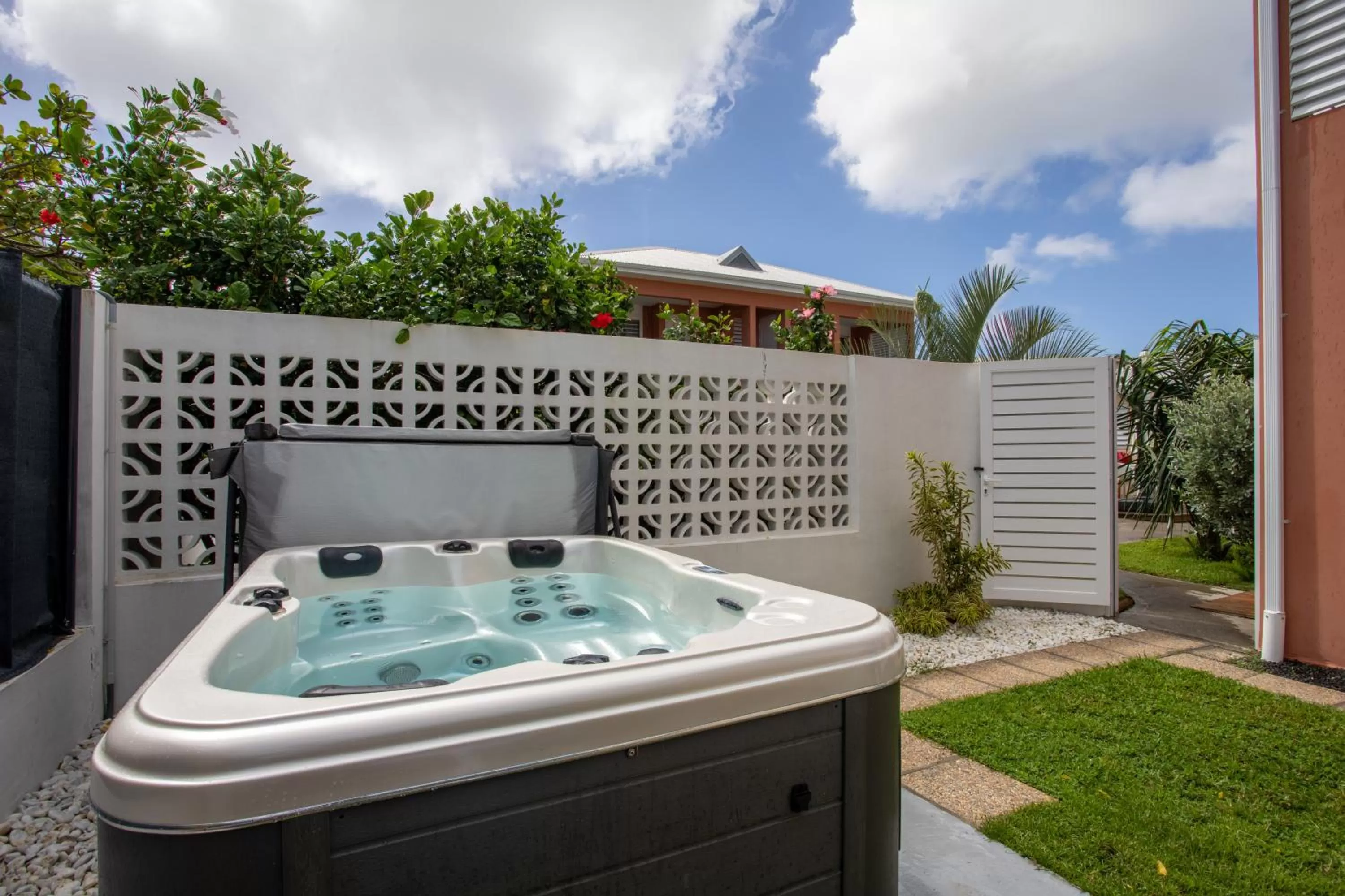 Hot Tub in Hôtel Guadeloupe Palm Suites