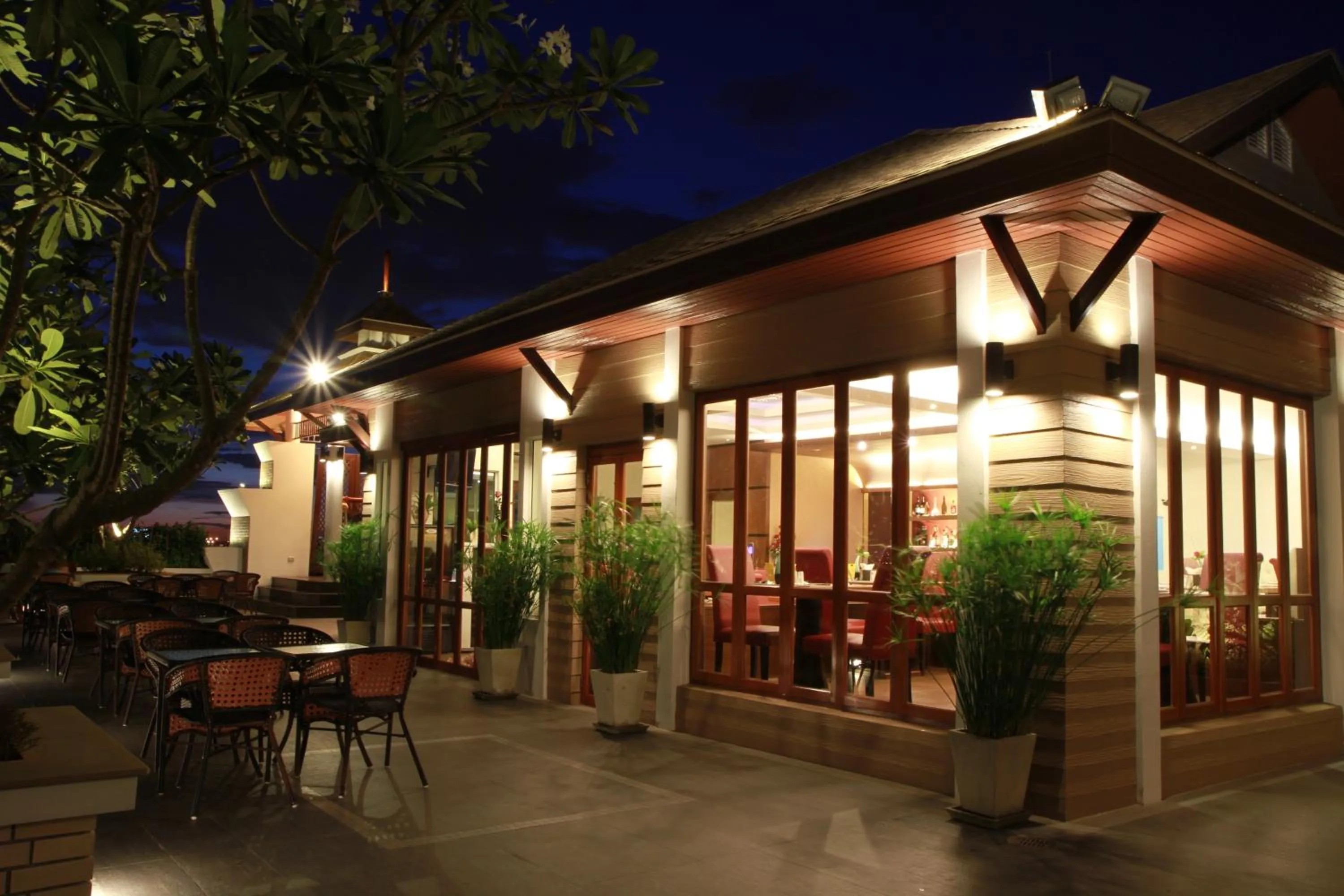 Restaurant/places to eat in Suvarnabhumi Suite Hotel